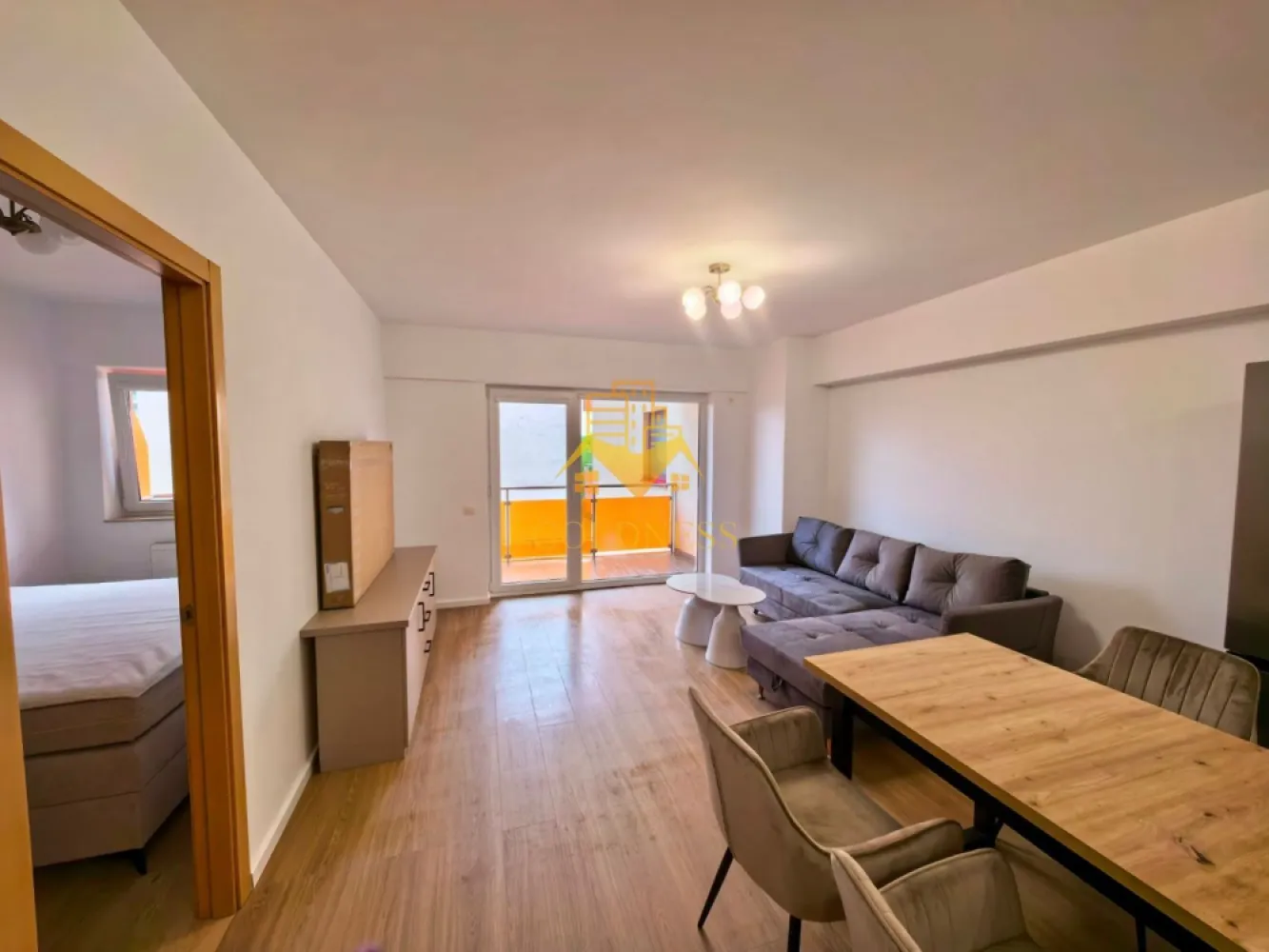2 camere, Pet Friendly, Parcare, Viva City, Iulius Mall, Gheorgheni - GOLDNESS Imobiliare vă propune spre închiriere un apartament 2 cu camere complet mobilat și utilat, la etajul 1 într-un imobil de 11 etaje, în Cartierul Gheorgheni.
Dispune de loc de parcare subteran!
Se accepta doar animale de companie de talie mica!
Se află în apropierea stațiilor de transport în comun, magazine, restaurante, spații verzi, farmacii, etc. 

Apartamentul este compartimentat astfel:
 - dormitor cu pat matrimonial, dressing, noptiere
 - living cu bucatarie open space complet utilată și mobilată, canapea extensibilă, loc de servit masa 
 - baie cu cada, calorifer port prosop și dulap pentru depozitare.
 - terasa de 8 mp

Imobilul este dotat cu toate cele necesare- centrală proprie, frigider, aragaz, hotă, mașină de spălat haine, etc. 

Dacă sunteți interesați de acest apartament și doriți să îl vizionați, dar și pentru alte oferte nu ezitați să ne contactați telefonic sau prin e-mail. Vă stăm la dispoziție!
Pentru intermediere se percepe un comision de 50% din prețul chiriei!