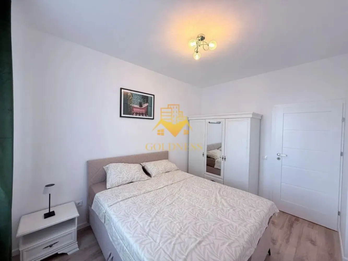 2 camere open space, Pet Friendly, Parcare, Zona Cetatii, Floresti - GOLDNESS Imobiliare vă propune spre închiriere un apartament cu 2 camere complet mobilat și utilat, la etajul 1 într-un imobil de 4 etaje, în Floresti.
Dispune de loc de parcare subteran!
Se accepta doar animale de talie mica!
Se află în apropierea stațiilor de transport în comun, magazine, restaurante, spații verzi, farmacii, etc. 

Apartamentul este compartimentat astfel:
 - dormitor cu pat matrimonial, dulap, noptiere
 - living cu bucatarie open space complet utilată și mobilată, canapea, loc de servit masa 
 - baie cu dus walk-in, calorifer port prosop și dulap pentru depozitare.
 - terasa de 11 mp.

Imobilul este dotat cu toate cele necesare- centrală proprie, frigider, aragaz, hotă, mașină de spălat haine, etc. 

Dacă sunteți interesați de acest apartament și doriți să îl vizionați, dar și pentru alte oferte nu ezitați să ne contactați telefonic sau prin e-mail. Vă stăm la dispoziție!
Pentru intermediere se percepe un comision de 50% din prețul chiriei!