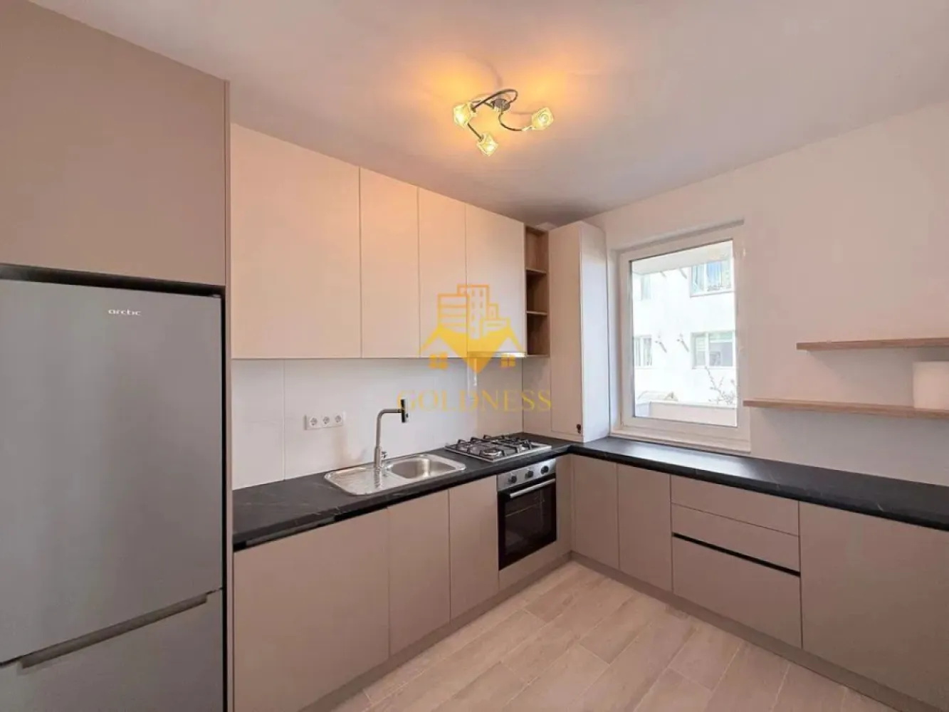 2 camere open space, Pet Friendly, Parcare, Zona Cetatii, Floresti - GOLDNESS Imobiliare vă propune spre închiriere un apartament cu 2 camere complet mobilat și utilat, la etajul 1 într-un imobil de 4 etaje, în Floresti.
Dispune de loc de parcare subteran!
Se accepta doar animale de talie mica!
Se află în apropierea stațiilor de transport în comun, magazine, restaurante, spații verzi, farmacii, etc. 

Apartamentul este compartimentat astfel:
 - dormitor cu pat matrimonial, dulap, noptiere
 - living cu bucatarie open space complet utilată și mobilată, canapea, loc de servit masa 
 - baie cu dus walk-in, calorifer port prosop și dulap pentru depozitare.
 - terasa de 11 mp.

Imobilul este dotat cu toate cele necesare- centrală proprie, frigider, aragaz, hotă, mașină de spălat haine, etc. 

Dacă sunteți interesați de acest apartament și doriți să îl vizionați, dar și pentru alte oferte nu ezitați să ne contactați telefonic sau prin e-mail. Vă stăm la dispoziție!
Pentru intermediere se percepe un comision de 50% din prețul chiriei!