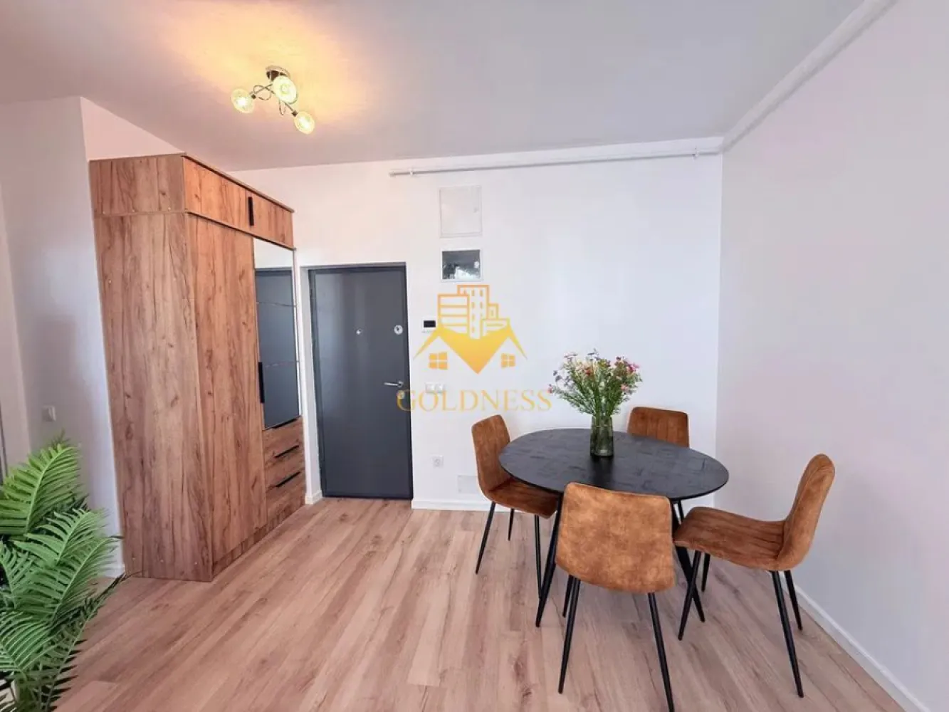 2 camere open space, Pet Friendly, Parcare, Zona Cetatii, Floresti - GOLDNESS Imobiliare vă propune spre închiriere un apartament cu 2 camere complet mobilat și utilat, la etajul 1 într-un imobil de 4 etaje, în Floresti.
Dispune de loc de parcare subteran!
Se accepta doar animale de talie mica!
Se află în apropierea stațiilor de transport în comun, magazine, restaurante, spații verzi, farmacii, etc. 

Apartamentul este compartimentat astfel:
 - dormitor cu pat matrimonial, dulap, noptiere
 - living cu bucatarie open space complet utilată și mobilată, canapea, loc de servit masa 
 - baie cu dus walk-in, calorifer port prosop și dulap pentru depozitare.
 - terasa de 11 mp.

Imobilul este dotat cu toate cele necesare- centrală proprie, frigider, aragaz, hotă, mașină de spălat haine, etc. 

Dacă sunteți interesați de acest apartament și doriți să îl vizionați, dar și pentru alte oferte nu ezitați să ne contactați telefonic sau prin e-mail. Vă stăm la dispoziție!
Pentru intermediere se percepe un comision de 50% din prețul chiriei!