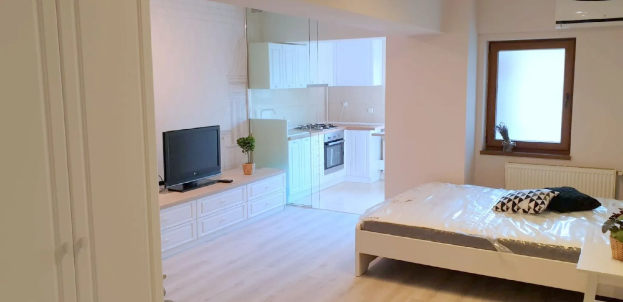Apartament cu 1 cameră de închiriat – Complex Privilege, Galați, 380 euro - Vă propunem spre închiriere un apartament modern cu 1 cameră, situat în Complex Privilege, una dintre cele mai apreciate zone rezidențiale din Galați, în imediata apropiere de Kaufland, McDonald’s și Spitalul Clinic Județean de Urgență Sf. Apostol Andrei. Zona oferă acces rapid către toate facilitățile urbane – magazine, parcuri, restaurante, mijloace de transport și Faleza Dunării.
Situat la etajul 1, apartamentul este ideal pentru un cuplu dinamic care își dorește confort și liniște, fiind orientat către Vest, ferit de agitația urbană. Proprietatea este complet mobilată și utilată, pregătită pentru mutare imediată.

- centrală termică
- aer condiționat
- baie cu cadă
- balcon
- mobilier și electrocasnice complete
- confort și funcționalitate
Apartamentul se închiriază pe termen lung, cu contract înregistrat la ANAF.
Nu se acceptă animale de companie și nici fumători.
 Chirie: 380 euro/lună
Garanție: 380 euro
 Comision agenție: 250 euro – se achită o singură dată, la semnarea contractului de închiriere.
 Ofertă în exclusivitate prin Mag Invest
 Relații și vizionări: 0746.252.252 Liliana Ene.