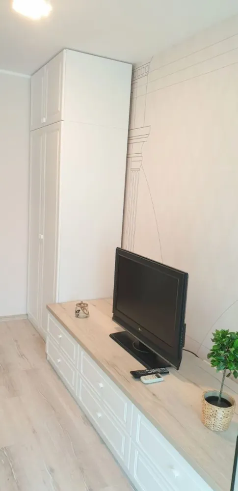Apartament cu 1 cameră de închiriat – Complex Privilege, Galați, 380 euro - Vă propunem spre închiriere un apartament modern cu 1 cameră, situat în Complex Privilege, una dintre cele mai apreciate zone rezidențiale din Galați, în imediata apropiere de Kaufland, McDonald’s și Spitalul Clinic Județean de Urgență Sf. Apostol Andrei. Zona oferă acces rapid către toate facilitățile urbane – magazine, parcuri, restaurante, mijloace de transport și Faleza Dunării.
Situat la etajul 1, apartamentul este ideal pentru un cuplu dinamic care își dorește confort și liniște, fiind orientat către Vest, ferit de agitația urbană. Proprietatea este complet mobilată și utilată, pregătită pentru mutare imediată.

- centrală termică
- aer condiționat
- baie cu cadă
- balcon
- mobilier și electrocasnice complete
- confort și funcționalitate
Apartamentul se închiriază pe termen lung, cu contract înregistrat la ANAF.
Nu se acceptă animale de companie și nici fumători.
 Chirie: 380 euro/lună
Garanție: 380 euro
 Comision agenție: 250 euro – se achită o singură dată, la semnarea contractului de închiriere.
 Ofertă în exclusivitate prin Mag Invest
 Relații și vizionări: 0746.252.252 Liliana Ene.