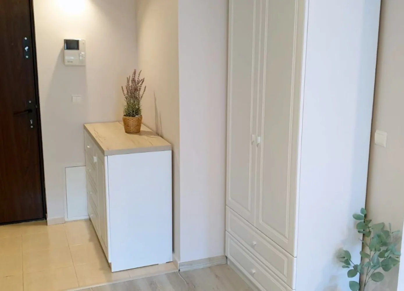 Apartament cu 1 cameră de închiriat – Complex Privilege, Galați, 380 euro - Vă propunem spre închiriere un apartament modern cu 1 cameră, situat în Complex Privilege, una dintre cele mai apreciate zone rezidențiale din Galați, în imediata apropiere de Kaufland, McDonald’s și Spitalul Clinic Județean de Urgență Sf. Apostol Andrei. Zona oferă acces rapid către toate facilitățile urbane – magazine, parcuri, restaurante, mijloace de transport și Faleza Dunării.
Situat la etajul 1, apartamentul este ideal pentru un cuplu dinamic care își dorește confort și liniște, fiind orientat către Vest, ferit de agitația urbană. Proprietatea este complet mobilată și utilată, pregătită pentru mutare imediată.

- centrală termică
- aer condiționat
- baie cu cadă
- balcon
- mobilier și electrocasnice complete
- confort și funcționalitate
Apartamentul se închiriază pe termen lung, cu contract înregistrat la ANAF.
Nu se acceptă animale de companie și nici fumători.
 Chirie: 380 euro/lună
Garanție: 380 euro
 Comision agenție: 250 euro – se achită o singură dată, la semnarea contractului de închiriere.
 Ofertă în exclusivitate prin Mag Invest
 Relații și vizionări: 0746.252.252 Liliana Ene.