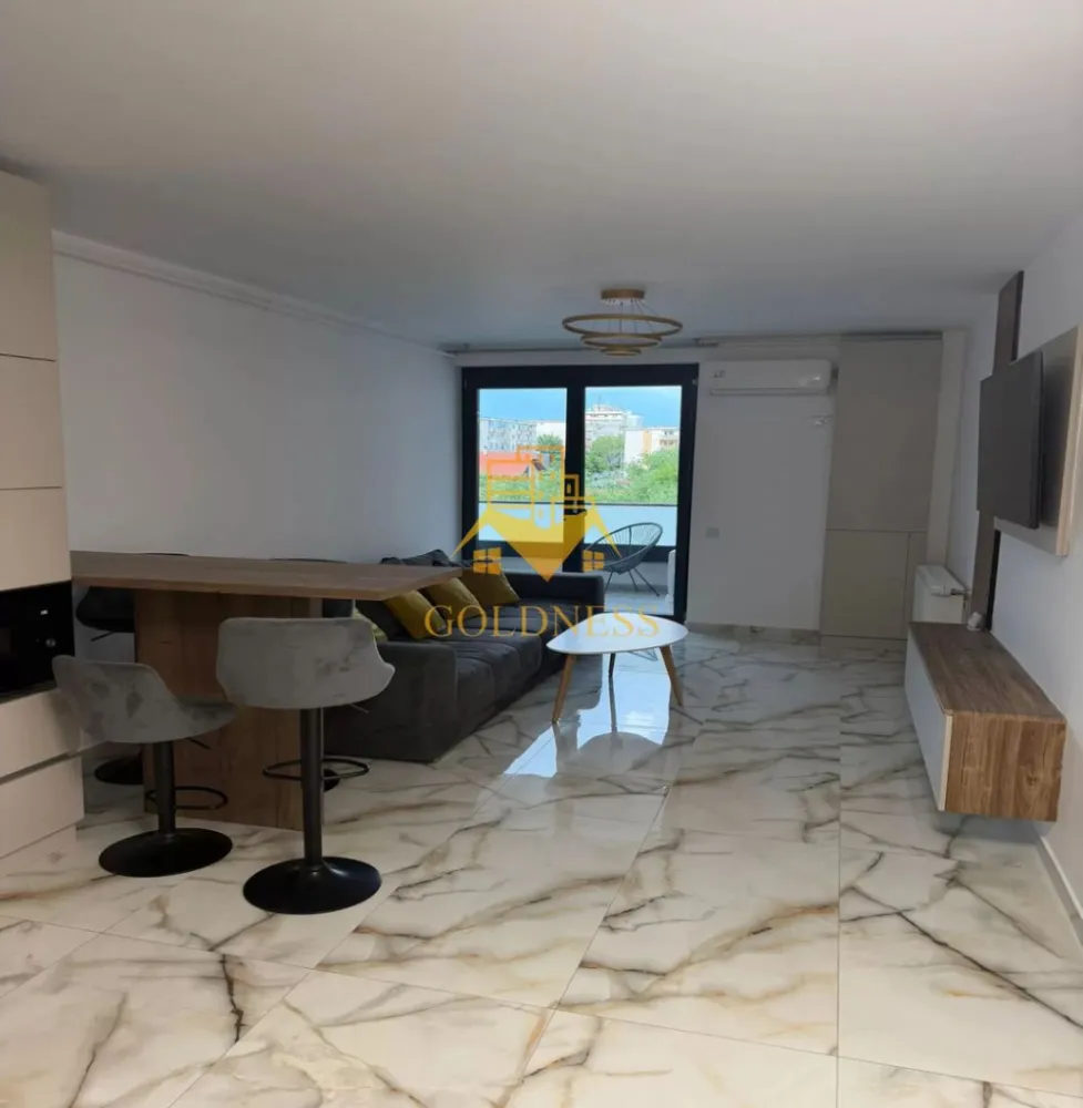 2 camere, modern, Intre Lacuri, Park Lake Zona Iulius Mall, FSEGA - GOLDNESS Imobiliare vă propune spre închiriere un apartament cu 2 camere open-space complet mobilat și utilat, la etajul 1 într-un imobil de 10 etaje, în cartierul Intre Lacuri, Zona Park Lake 3.
Apartamentul este compartimentat astfel:
 - dormitor cu pat matrimonial, dressing, noptiere

 - living cu bucatarie open-space complet utilată, canapea, loc de servit masa, TV

 - baie cu vana, calorifer port prosop inox și dulap pentru depozitare.

 - balcon de 6 mp.

Imobilul este dotat cu toate cele necesare- centrală proprie, mașină de spălat haine, frigider, plită electrică, hotă, etc. 
Se află în apropierea stațiilor de transport în comun, magazine, restaurante, spații verzi, farmacii, etc. 
Posibilitate de inchiriere un loc de parcare!
Dacă sunteți interesați de acest apartament și doriți să îl vizionați, dar și pentru alte oferte nu ezitați să ne contactați telefonic sau prin e-mail. Vă stăm la dispoziție!