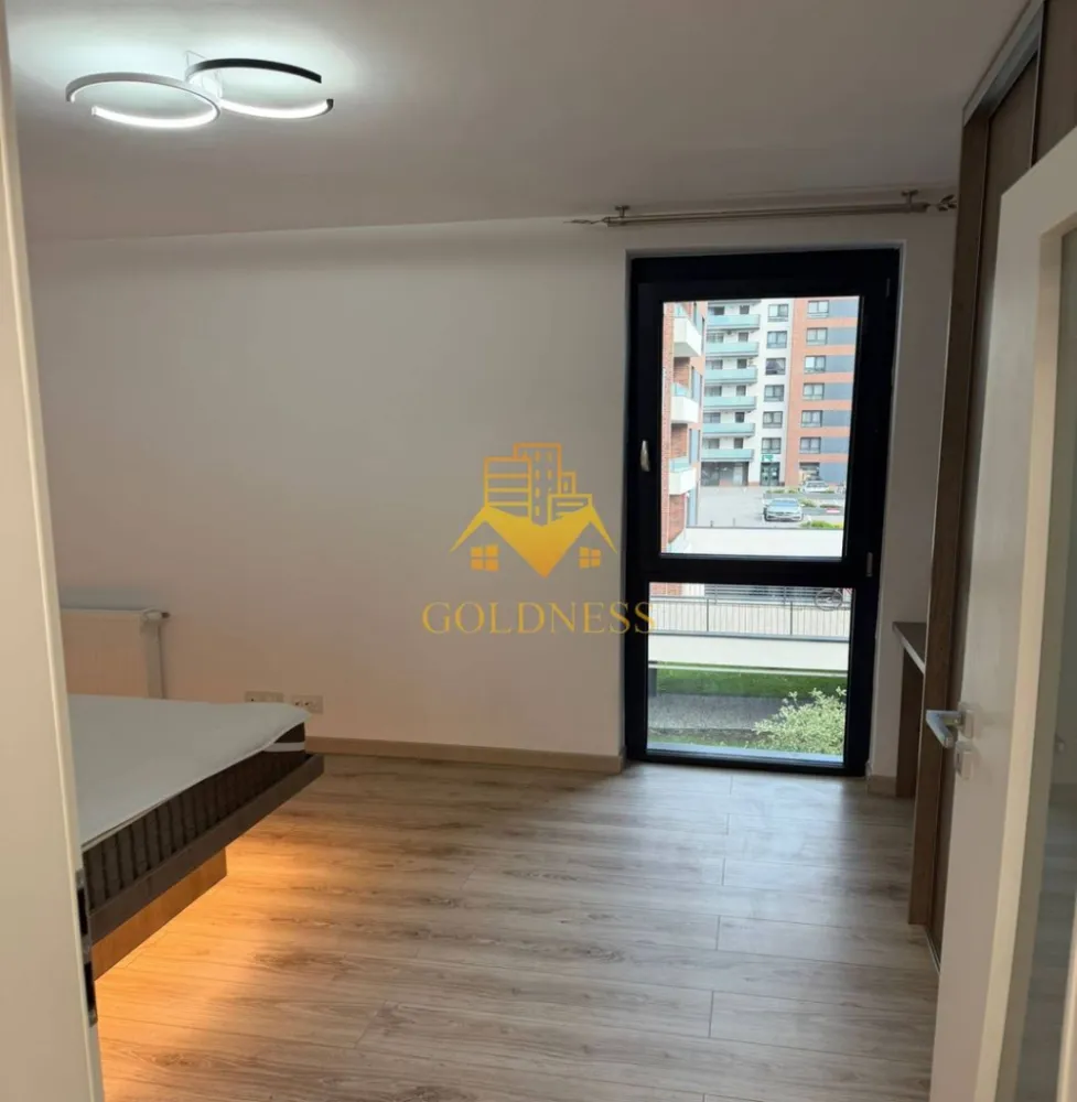 2 camere, modern, Intre Lacuri, Park Lake Zona Iulius Mall, FSEGA - GOLDNESS Imobiliare vă propune spre închiriere un apartament cu 2 camere open-space complet mobilat și utilat, la etajul 1 într-un imobil de 10 etaje, în cartierul Intre Lacuri, Zona Park Lake 3.
Apartamentul este compartimentat astfel:
 - dormitor cu pat matrimonial, dressing, noptiere

 - living cu bucatarie open-space complet utilată, canapea, loc de servit masa, TV

 - baie cu vana, calorifer port prosop inox și dulap pentru depozitare.

 - balcon de 6 mp.

Imobilul este dotat cu toate cele necesare- centrală proprie, mașină de spălat haine, frigider, plită electrică, hotă, etc. 
Se află în apropierea stațiilor de transport în comun, magazine, restaurante, spații verzi, farmacii, etc. 
Posibilitate de inchiriere un loc de parcare!
Dacă sunteți interesați de acest apartament și doriți să îl vizionați, dar și pentru alte oferte nu ezitați să ne contactați telefonic sau prin e-mail. Vă stăm la dispoziție!