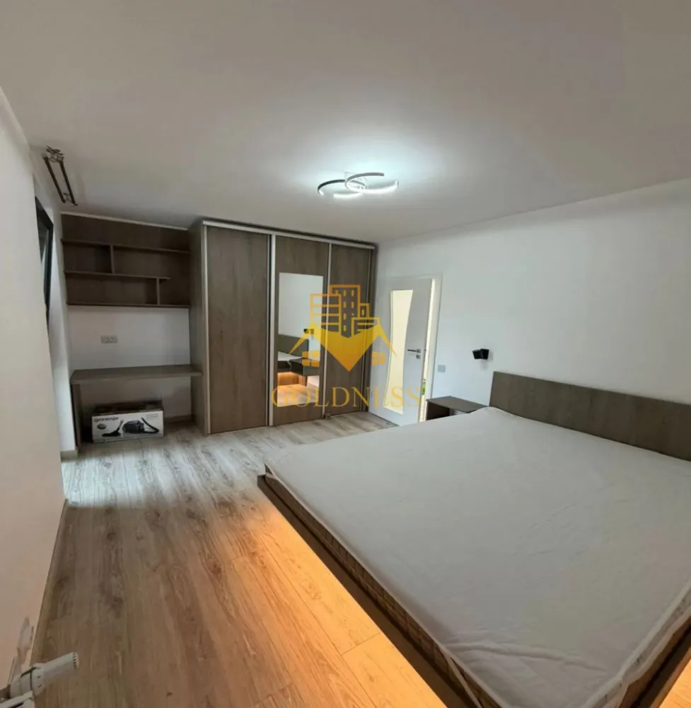 2 camere, modern, Intre Lacuri, Park Lake Zona Iulius Mall, FSEGA - GOLDNESS Imobiliare vă propune spre închiriere un apartament cu 2 camere open-space complet mobilat și utilat, la etajul 1 într-un imobil de 10 etaje, în cartierul Intre Lacuri, Zona Park Lake 3.
Apartamentul este compartimentat astfel:
 - dormitor cu pat matrimonial, dressing, noptiere

 - living cu bucatarie open-space complet utilată, canapea, loc de servit masa, TV

 - baie cu vana, calorifer port prosop inox și dulap pentru depozitare.

 - balcon de 6 mp.

Imobilul este dotat cu toate cele necesare- centrală proprie, mașină de spălat haine, frigider, plită electrică, hotă, etc. 
Se află în apropierea stațiilor de transport în comun, magazine, restaurante, spații verzi, farmacii, etc. 
Posibilitate de inchiriere un loc de parcare!
Dacă sunteți interesați de acest apartament și doriți să îl vizionați, dar și pentru alte oferte nu ezitați să ne contactați telefonic sau prin e-mail. Vă stăm la dispoziție!
