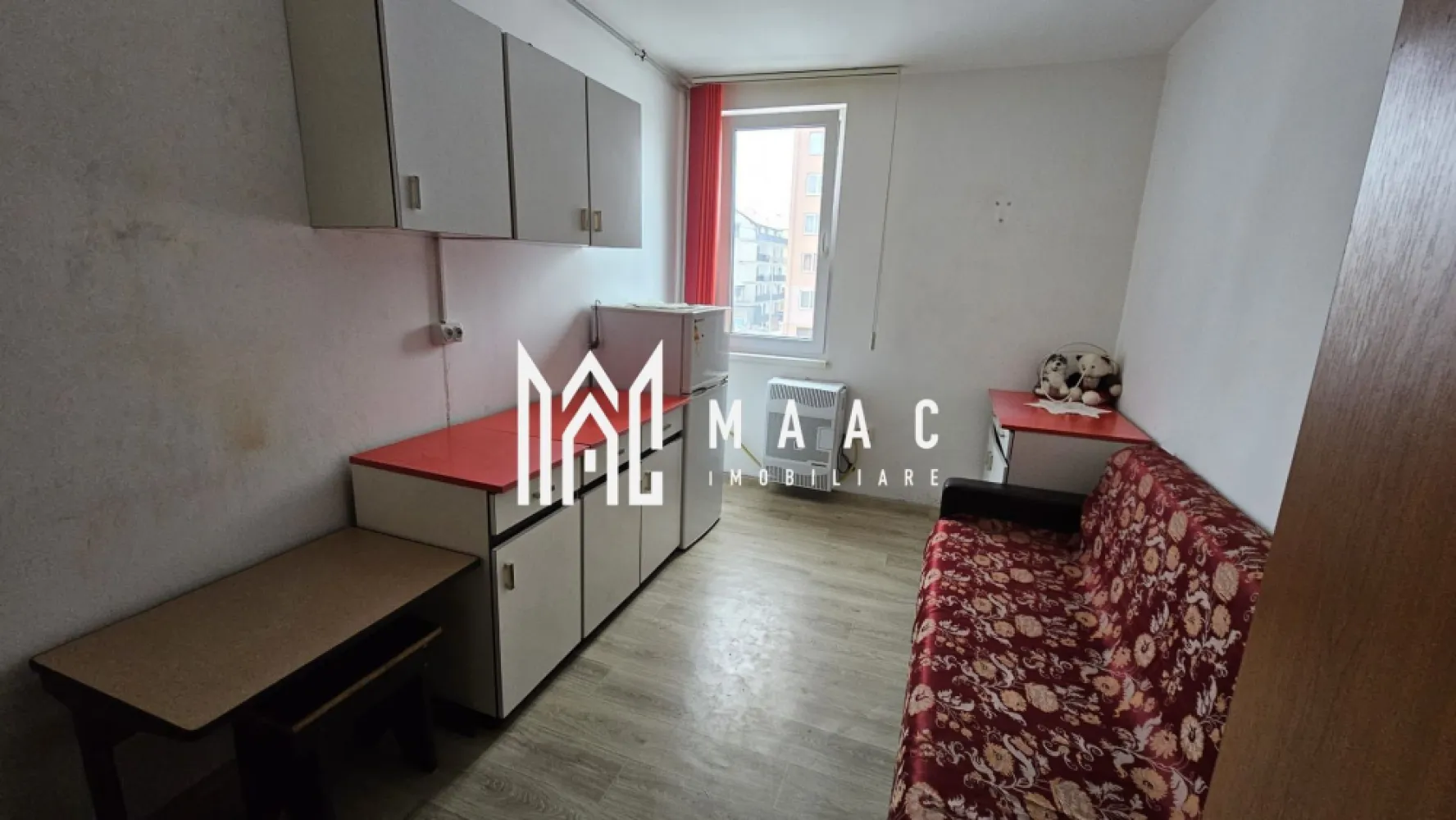 Garsoniera I Etaj 2 I Renovat I Hipodrom - MAAC Imobiliare vă propune spre achiziție o garsonieră situată într-o zonă convenabilă din cartierul Hipodrom, perfectă pentru cei care caută o locuință compactă la un preț minim. Cu o suprafață utilă de 12 mp, această garsonieră este amplasată la etajul 2 al unui bloc de garsoniere, fiind mobilată și utilată, gata pentru locuit. Grupul sanitar este comun pe fiecare palier, iar proprietatea este racordată la toate utilitățile necesare. Achiziția se poate face prin aport financiar propriu, reprezentând o oportunitate excelentă pentru cei care doresc o investiție accesibilă. Aceasta poate fi alegerea perfectă pentru un spațiu eficient și practic. Pentru mai multe detalii sau programarea unei vizionări, nu ezitați să ne contactați, specificând: ID: CP2863031 }}