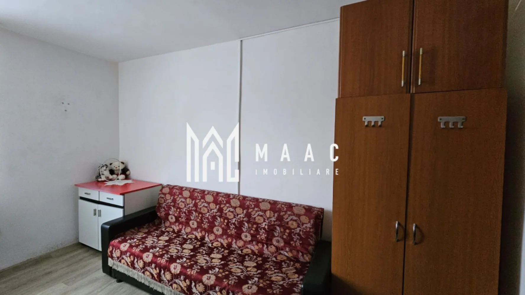 Garsoniera I Etaj 2 I Renovat I Hipodrom - MAAC Imobiliare vă propune spre achiziție o garsonieră situată într-o zonă convenabilă din cartierul Hipodrom, perfectă pentru cei care caută o locuință compactă la un preț minim. Cu o suprafață utilă de 12 mp, această garsonieră este amplasată la etajul 2 al unui bloc de garsoniere, fiind mobilată și utilată, gata pentru locuit. Grupul sanitar este comun pe fiecare palier, iar proprietatea este racordată la toate utilitățile necesare. Achiziția se poate face prin aport financiar propriu, reprezentând o oportunitate excelentă pentru cei care doresc o investiție accesibilă. Aceasta poate fi alegerea perfectă pentru un spațiu eficient și practic. Pentru mai multe detalii sau programarea unei vizionări, nu ezitați să ne contactați, specificând: ID: CP2863031 }}