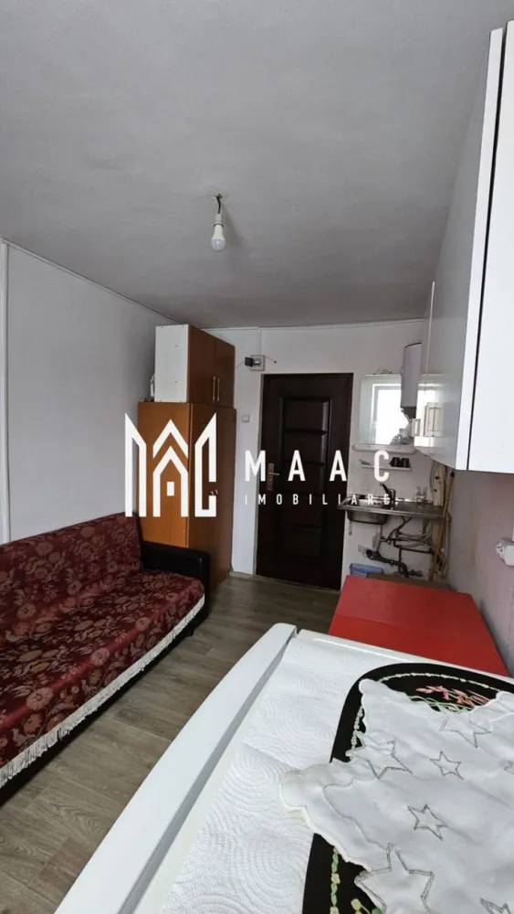 Garsoniera I Etaj 2 I Renovat I Hipodrom - MAAC Imobiliare vă propune spre achiziție o garsonieră situată într-o zonă convenabilă din cartierul Hipodrom, perfectă pentru cei care caută o locuință compactă la un preț minim. Cu o suprafață utilă de 12 mp, această garsonieră este amplasată la etajul 2 al unui bloc de garsoniere, fiind mobilată și utilată, gata pentru locuit. Grupul sanitar este comun pe fiecare palier, iar proprietatea este racordată la toate utilitățile necesare. Achiziția se poate face prin aport financiar propriu, reprezentând o oportunitate excelentă pentru cei care doresc o investiție accesibilă. Aceasta poate fi alegerea perfectă pentru un spațiu eficient și practic. Pentru mai multe detalii sau programarea unei vizionări, nu ezitați să ne contactați, specificând: ID: CP2863031 }}