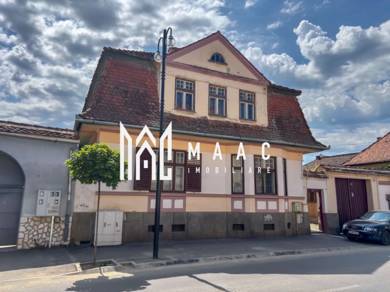 Casa individuala | Teren 356 MP | Garaj | Cisnadie - MAAC Imobiliare va prezinta o casa individuala situată în orașul Cisnădie, într-o zonă ultracentrală chiar lângă Primăria Veche. Caracteristici: Tip imobil: Casă individuală cu parter, etaj și mansardă Suprafață utilă: 157 mp Teren total: 356 mp Curte liberă: 246 mp Amprentă la sol: 110 mp Pivniță: 80 mp – ideală pentru depozitare sau amenajare crama ori spațiu tehnic Garaj: 22 mp cu acces auto Intrare în curte: comună cu o altă proprietate din spate, însă curtea este complet individuală. Compartimentare: Parter (înălțime 3,10 m): două dormitoare, bucătărie, baie principală, grup sanitar de serviciu. Etaj (înălțime 2,90 m): Compartimentare identică cu cea de la parter. Acces separat prin scară exterioară, ideal pentru apartamentare. Mansardă: Pod pe toată suprafața casei, cu posibilitate de mansardare Detalii tehnice și utilități: Casa necesită renovare, oferind libertatea de a fi personalizată integral Conectată la toate utilitățile: gaz, curent electric, canalizare Instalația de apă a fost schimbată recent Potențial investițional: Posibilitate de compartimentare în două apartamente, cu acces separat la etaj Potrivită pentru două familii, închiriere separată sau locuire combinată cu spațiu de lucru. Pentru mai multe detalii precizati telefonic ca ati vazut anuntul cu ID: CP2586849 }}