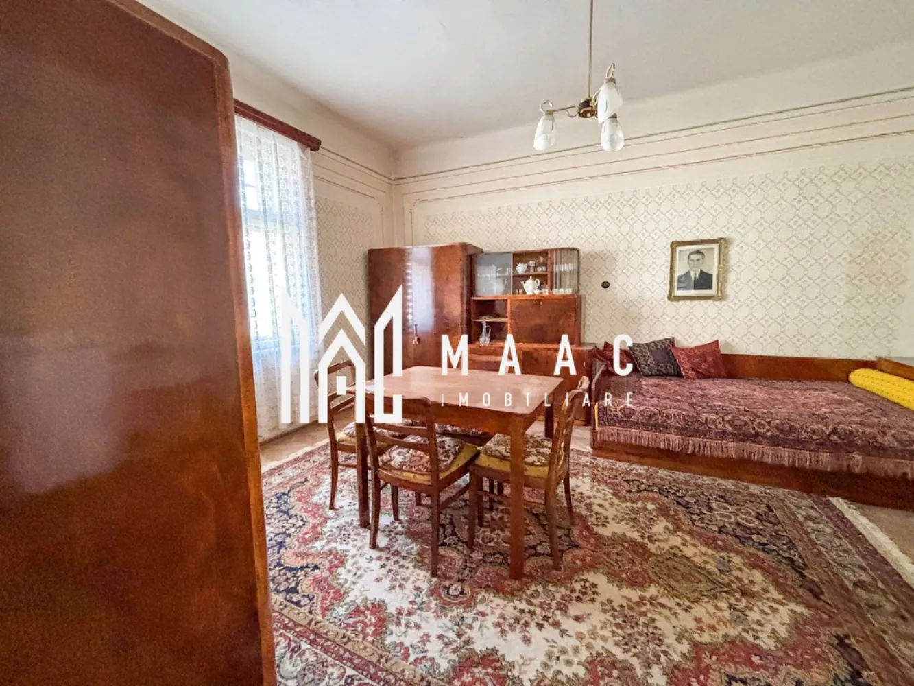 Casa individuala | Teren 356 MP | Garaj | Cisnadie - MAAC Imobiliare va prezinta o casa individuala situată în orașul Cisnădie, într-o zonă ultracentrală chiar lângă Primăria Veche. Caracteristici: Tip imobil: Casă individuală cu parter, etaj și mansardă Suprafață utilă: 157 mp Teren total: 356 mp Curte liberă: 246 mp Amprentă la sol: 110 mp Pivniță: 80 mp – ideală pentru depozitare sau amenajare crama ori spațiu tehnic Garaj: 22 mp cu acces auto Intrare în curte: comună cu o altă proprietate din spate, însă curtea este complet individuală. Compartimentare: Parter (înălțime 3,10 m): două dormitoare, bucătărie, baie principală, grup sanitar de serviciu. Etaj (înălțime 2,90 m): Compartimentare identică cu cea de la parter. Acces separat prin scară exterioară, ideal pentru apartamentare. Mansardă: Pod pe toată suprafața casei, cu posibilitate de mansardare Detalii tehnice și utilități: Casa necesită renovare, oferind libertatea de a fi personalizată integral Conectată la toate utilitățile: gaz, curent electric, canalizare Instalația de apă a fost schimbată recent Potențial investițional: Posibilitate de compartimentare în două apartamente, cu acces separat la etaj Potrivită pentru două familii, închiriere separată sau locuire combinată cu spațiu de lucru. Pentru mai multe detalii precizati telefonic ca ati vazut anuntul cu ID: CP2586849 }}