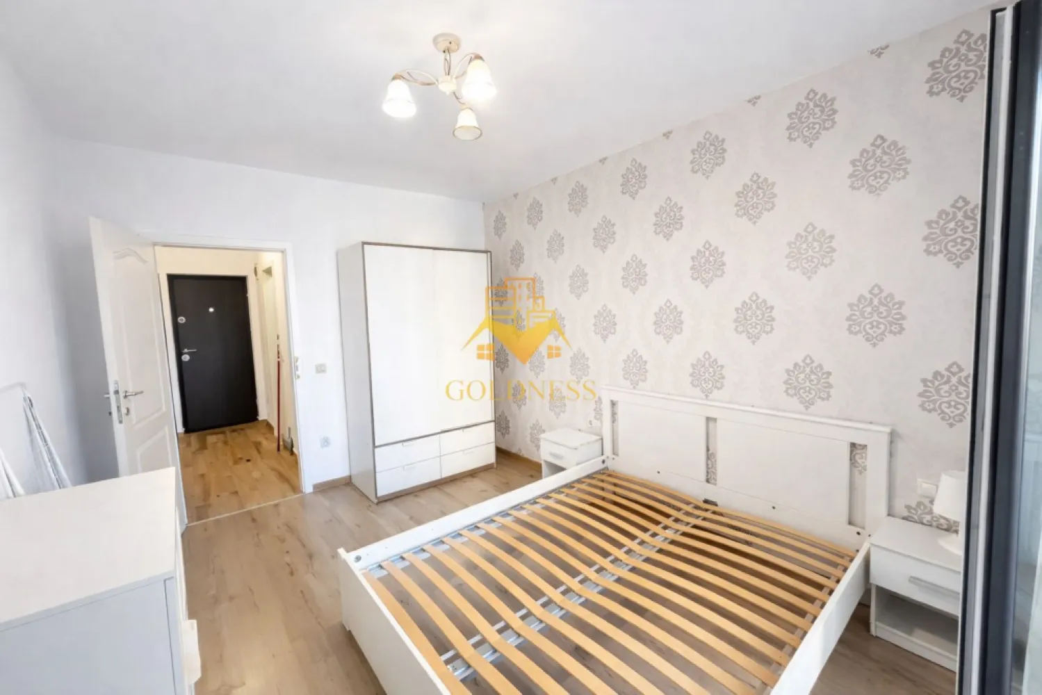 2 Camere Openspace,Europa/Zorilor, Parcare,Calea turzii,Observatorului - GOLDNESS Imobiliare vă propune spre închiriere un apartament cu 2 camere complet mobilat și utilat, la etajul 1 într-un imobil de 3 etaje, în Cartierul Europa .
Parcare subterana inclusa!
Se află în apropierea stațiilor de transport în comun, magazine, restaurante, spații verzi, farmacii, etc. 

Apartamentul este compartimentat astfel:
 - dormitor cu pat matrimonial, dressing, noptiere
 - living cu bucatarie open space complet utilată și mobilată, canapea extensibilă, loc de servit masa 
 - baie cu cada, calorifer port prosop și dulap pentru depozitare.
 - balcon 5mp.

Imobilul este dotat cu toate cele necesare- centrală proprie, frigider, aragaz, hotă, mașină de spălat haine, etc. 

Dacă sunteți interesați de acest apartament și doriți să îl vizionați, dar și pentru alte oferte nu ezitați să ne contactați telefonic sau prin e-mail. Vă stăm la dispoziție!
Pentru intermediere se percepe un comision de 50% din prețul chiriei!