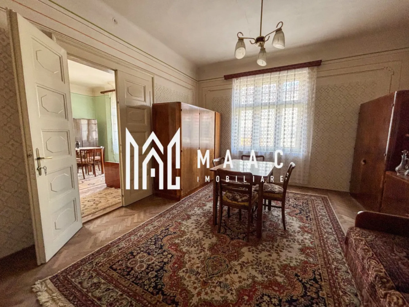 Casa individuala | Teren 356 MP | Garaj | Cisnadie - MAAC Imobiliare va prezinta o casa individuala situată în orașul Cisnădie, într-o zonă ultracentrală chiar lângă Primăria Veche. Caracteristici: Tip imobil: Casă individuală cu parter, etaj și mansardă Suprafață utilă: 157 mp Teren total: 356 mp Curte liberă: 246 mp Amprentă la sol: 110 mp Pivniță: 80 mp – ideală pentru depozitare sau amenajare crama ori spațiu tehnic Garaj: 22 mp cu acces auto Intrare în curte: comună cu o altă proprietate din spate, însă curtea este complet individuală. Compartimentare: Parter (înălțime 3,10 m): două dormitoare, bucătărie, baie principală, grup sanitar de serviciu. Etaj (înălțime 2,90 m): Compartimentare identică cu cea de la parter. Acces separat prin scară exterioară, ideal pentru apartamentare. Mansardă: Pod pe toată suprafața casei, cu posibilitate de mansardare Detalii tehnice și utilități: Casa necesită renovare, oferind libertatea de a fi personalizată integral Conectată la toate utilitățile: gaz, curent electric, canalizare Instalația de apă a fost schimbată recent Potențial investițional: Posibilitate de compartimentare în două apartamente, cu acces separat la etaj Potrivită pentru două familii, închiriere separată sau locuire combinată cu spațiu de lucru. Pentru mai multe detalii precizati telefonic ca ati vazut anuntul cu ID: CP2586849 }}