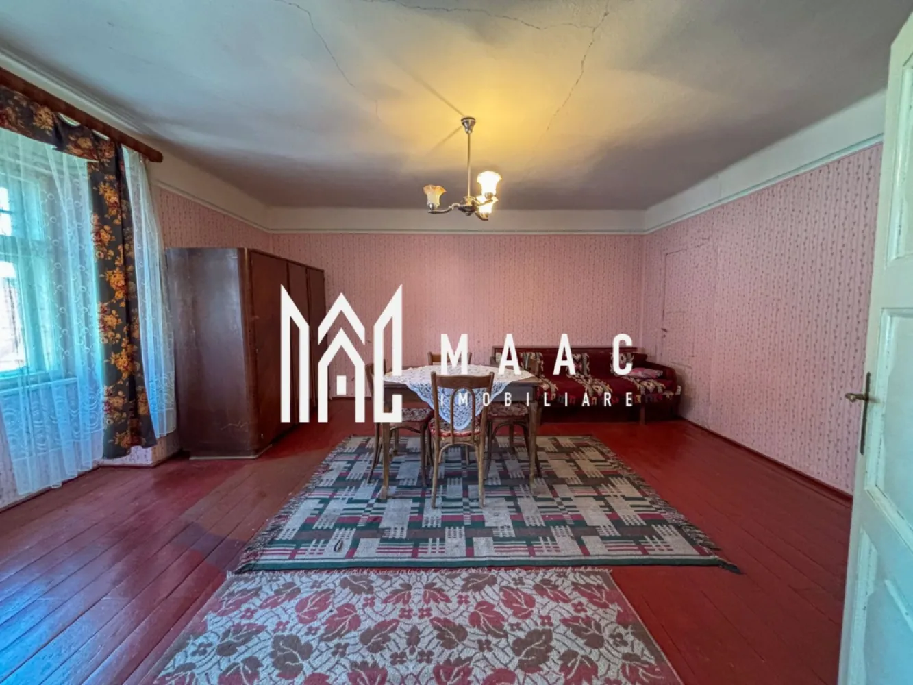 Casa individuala | Teren 356 MP | Garaj | Cisnadie - MAAC Imobiliare va prezinta o casa individuala situată în orașul Cisnădie, într-o zonă ultracentrală chiar lângă Primăria Veche. Caracteristici: Tip imobil: Casă individuală cu parter, etaj și mansardă Suprafață utilă: 157 mp Teren total: 356 mp Curte liberă: 246 mp Amprentă la sol: 110 mp Pivniță: 80 mp – ideală pentru depozitare sau amenajare crama ori spațiu tehnic Garaj: 22 mp cu acces auto Intrare în curte: comună cu o altă proprietate din spate, însă curtea este complet individuală. Compartimentare: Parter (înălțime 3,10 m): două dormitoare, bucătărie, baie principală, grup sanitar de serviciu. Etaj (înălțime 2,90 m): Compartimentare identică cu cea de la parter. Acces separat prin scară exterioară, ideal pentru apartamentare. Mansardă: Pod pe toată suprafața casei, cu posibilitate de mansardare Detalii tehnice și utilități: Casa necesită renovare, oferind libertatea de a fi personalizată integral Conectată la toate utilitățile: gaz, curent electric, canalizare Instalația de apă a fost schimbată recent Potențial investițional: Posibilitate de compartimentare în două apartamente, cu acces separat la etaj Potrivită pentru două familii, închiriere separată sau locuire combinată cu spațiu de lucru. Pentru mai multe detalii precizati telefonic ca ati vazut anuntul cu ID: CP2586849 }}