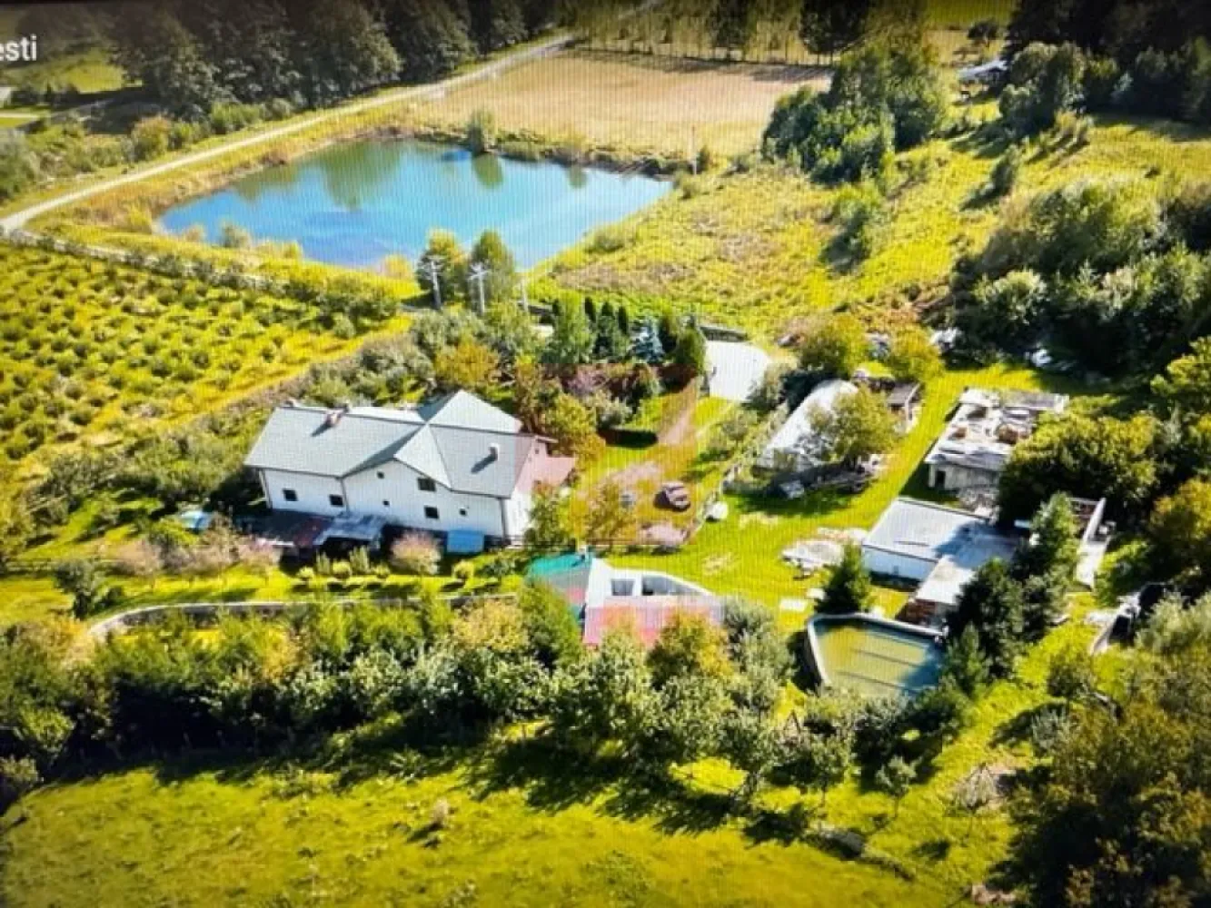 O proprietate de exceptie la Corbi, 18 ha, izvor, lac, pastravarie - Proprietatea prezentata in film se afla in comuna Corbi, jud. Arges.
Vorbim de o vila cu parter si etaj complet separate, cu gradina si anexe, pretabila ca pensiune pentru a caza 5 familii, aflata pe o suprafata de peste 18 ha.

Pe teren se afla si un izvor cu apa potabila, o livada, un lac, o pastravariecu 5 bazine si mult potential de dezvoltare pe teren plan si pe deal.
Poate deveni un conac, un domeniu auto-sustenabil, unde poti locui in liniste cu familia si eventual cu cateva ajutoare, unde poti dezvolta o mica ferma sau crescatorie sau unde poti dezvolta agroturism.

O oferta foarte tentanta, cu un pret sub valoarea de inlocuire si cu un potential nu doar pentru o viata linistita si independenta, dar si pentru o apreciere a valorii proprietatii!

Reprezentand proprietarul, colaboram cu alte agentii imobiliare pentru a identifica cel mai potrivit cumparator!