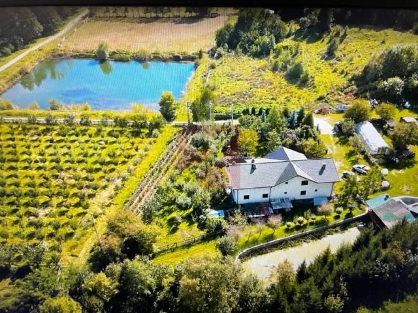O proprietate de exceptie la Corbi, 18 ha, izvor, lac, pastravarie - Proprietatea prezentata in film se afla in comuna Corbi, jud. Arges.
Vorbim de o vila cu parter si etaj complet separate, cu gradina si anexe, pretabila ca pensiune pentru a caza 5 familii, aflata pe o suprafata de peste 18 ha.

Pe teren se afla si un izvor cu apa potabila, o livada, un lac, o pastravariecu 5 bazine si mult potential de dezvoltare pe teren plan si pe deal.
Poate deveni un conac, un domeniu auto-sustenabil, unde poti locui in liniste cu familia si eventual cu cateva ajutoare, unde poti dezvolta o mica ferma sau crescatorie sau unde poti dezvolta agroturism.

O oferta foarte tentanta, cu un pret sub valoarea de inlocuire si cu un potential nu doar pentru o viata linistita si independenta, dar si pentru o apreciere a valorii proprietatii!

Reprezentand proprietarul, colaboram cu alte agentii imobiliare pentru a identifica cel mai potrivit cumparator!