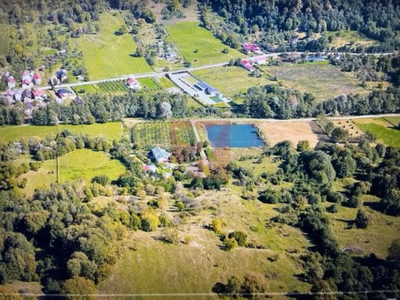 O proprietate de exceptie la Corbi, 18 ha, izvor, lac, pastravarie