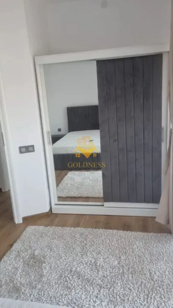 3 camere open-space, Parcare, Zona Fabricii, Piata Oser, Hornbach - GOLDNESS Imobiliare vă propune spre închiriere un apartament cu 3 camere complet mobilat și utilat, la etajul 1 într-un imobil de 2 etaje, în Cartierul Bulgaria!
Parcare inclusa!
Se află în apropierea stațiilor de transport în comun, magazine, restaurante, spații verzi, farmacii, etc. 

Apartamentul este compartimentat astfel:
 - dormitor cu pat matrimonial, dressing, noptiere, iesire pe balcon
 - dormitor cu pat matrimonial, dressing. birou
 - living cu bucatarie open space complet utilată și mobilată, canapea, loc de servit masa 
 - baie cu dus walk-in, calorifer port prosop și dulap pentru depozitare.
 - balcon 4 mp.

Imobilul este dotat cu toate cele necesare- centrală proprie, frigider, aragaz, hotă, mașină de spălat haine, etc. 

Dacă sunteți interesați de acest apartament și doriți să îl vizionați, dar și pentru alte oferte nu ezitați să ne contactați telefonic sau prin e-mail. Vă stăm la dispoziție!
Pentru intermediere se percepe un comision de 50% din prețul chiriei!
