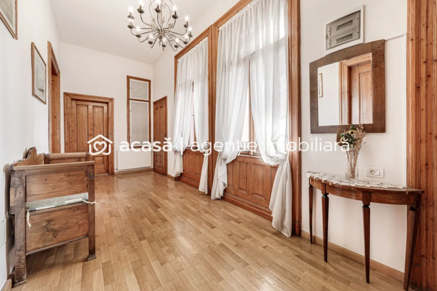 Bijuterie arhitecturală cu istorie. Confort modern, Ultracentral. - Proprietate de lux complet renovată într-o clădire istorică, situată ultracentral în Arad! 
Aceasta este o oportunitate foarte rară pentru cei care apreciază eleganța, spațiul generos și avantajele unei locații premium.

Date tehnice:

Suprafață utilă: 175 mp.
Istorie și eleganță: Construit în anul 1913 de către marele arhitect Lajos Szantay, renovat cu grijă la detalii și finisaje clasice de calitate. Fațada și acoperișul clădirii au fost reabilitate complet in cursul anului 2024.
Spațiu și confort: 4 camere luminoase, 2 băi moderne (una cu cadă), bucătărie funcțională, 3 balcoane superbe.

Visezi la o locuință impresionantă, care îmbină luxul modern cu farmecul istoric? 

Acest apartament oferă o experiență de viață unică. Fiecare detaliu, de la designul clasic la reabilitarea completă a clădirii, confirmă statutul și eleganța unui spațiu exclusivist.

Nu rata ocazia de a deține și locui într-o proprietate deosebită!
Programează o vizionare chiar astăzi: 📞 Contact: 0757662907 Andrei Caracioni, consultant imobiliar Acasa Atad. 
Nu percepem comision.

Nu dispui de toată suma? Te ajutăm noi gratuit! Îți obținem oferte de la 16 bănci.

Ai o proprietate de vânzare în Arad și vrei să știi cât valorează cu adevărat?
Sună-mă pentru o evaluare gratuită, fără obligații.

Birou: ACASĂ | Agenție imobiliară Arad
Bulevardul Decebal 2, Arad 310133

Cod proprietate: CP2206597