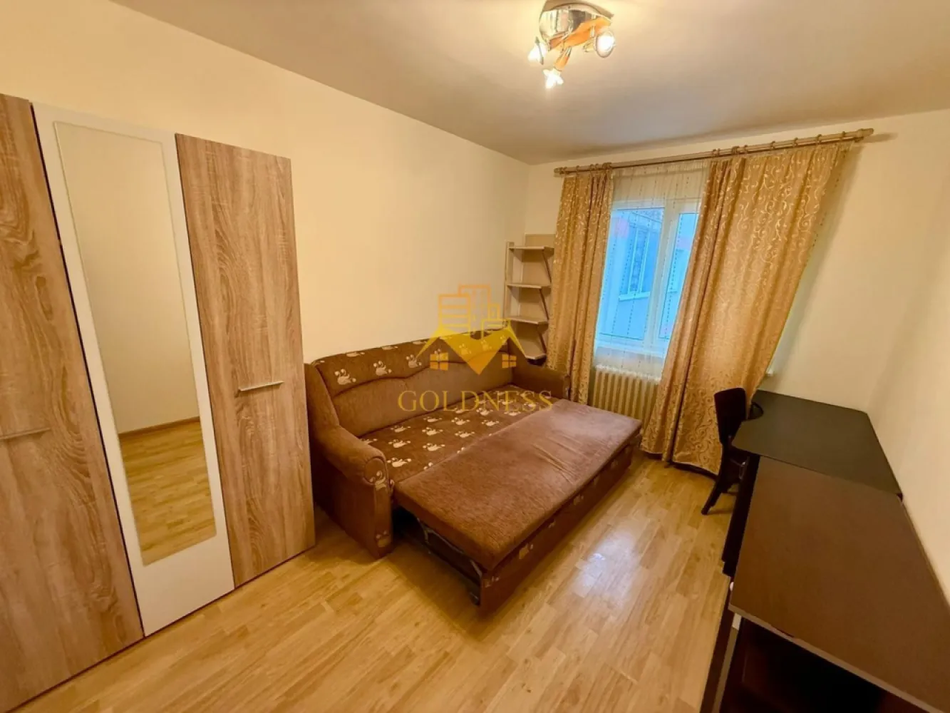 3 camere decomandate, Grigorescu, Fantanele, Profi, MOL, Pet Friendly - GOLDNESS Imobiliare vă propune spre închiriere un apartament cu 3 camere complet mobilat și utilat, la etajul 3 într-un imobil de 4 etaje, în Cartierul Grigorescu.
Se află în apropierea stațiilor de transport în comun, magazine, restaurante, spații verzi, farmacii, etc. 

Apartamentul este compartimentat astfel:
 - dormitor cu pat matrimonial, dulap, birou
 - dormitor cu pat matrimonial, dressing, birou
 - dormitor cu canapea extensibila, birou, dresing
 - bucatarie complet utilată și mobilată, loc de servit masa 
 - baie cu cada, calorifer port prosop și dulap pentru depozitare.
 - balcon de 4 mp.

Imobilul este dotat cu toate cele necesare- centrală proprie, frigider, aragaz, hotă, mașină de spălat haine, etc. 

Dacă sunteți interesați de acest apartament și doriți să îl vizionați, dar și pentru alte oferte nu ezitați să ne contactați telefonic sau prin e-mail. Vă stăm la dispoziție!
Pentru intermediere se percepe un comision de 50% din prețul chiriei!
