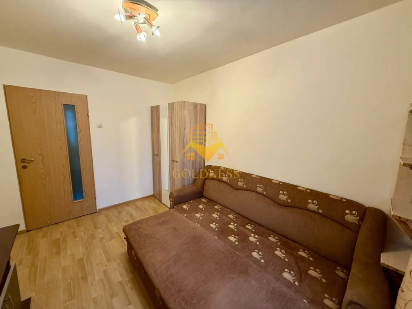 3 camere decomandate, Grigorescu, Fantanele, Profi, MOL, Pet Friendly - GOLDNESS Imobiliare vă propune spre închiriere un apartament cu 3 camere complet mobilat și utilat, la etajul 3 într-un imobil de 4 etaje, în Cartierul Grigorescu.
Se află în apropierea stațiilor de transport în comun, magazine, restaurante, spații verzi, farmacii, etc. 

Apartamentul este compartimentat astfel:
 - dormitor cu pat matrimonial, dulap, birou
 - dormitor cu pat matrimonial, dressing, birou
 - dormitor cu canapea extensibila, birou, dresing
 - bucatarie complet utilată și mobilată, loc de servit masa 
 - baie cu cada, calorifer port prosop și dulap pentru depozitare.
 - balcon de 4 mp.

Imobilul este dotat cu toate cele necesare- centrală proprie, frigider, aragaz, hotă, mașină de spălat haine, etc. 

Dacă sunteți interesați de acest apartament și doriți să îl vizionați, dar și pentru alte oferte nu ezitați să ne contactați telefonic sau prin e-mail. Vă stăm la dispoziție!
Pentru intermediere se percepe un comision de 50% din prețul chiriei!