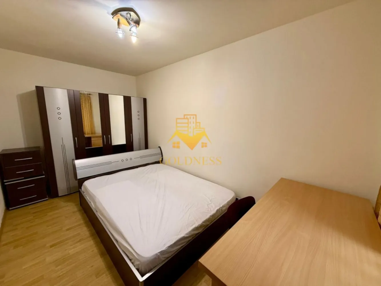 3 camere decomandate, Grigorescu, Fantanele, Profi, MOL, Pet Friendly - GOLDNESS Imobiliare vă propune spre închiriere un apartament cu 3 camere complet mobilat și utilat, la etajul 3 într-un imobil de 4 etaje, în Cartierul Grigorescu.
Se află în apropierea stațiilor de transport în comun, magazine, restaurante, spații verzi, farmacii, etc. 

Apartamentul este compartimentat astfel:
 - dormitor cu pat matrimonial, dulap, birou
 - dormitor cu pat matrimonial, dressing, birou
 - dormitor cu canapea extensibila, birou, dresing
 - bucatarie complet utilată și mobilată, loc de servit masa 
 - baie cu cada, calorifer port prosop și dulap pentru depozitare.
 - balcon de 4 mp.

Imobilul este dotat cu toate cele necesare- centrală proprie, frigider, aragaz, hotă, mașină de spălat haine, etc. 

Dacă sunteți interesați de acest apartament și doriți să îl vizionați, dar și pentru alte oferte nu ezitați să ne contactați telefonic sau prin e-mail. Vă stăm la dispoziție!
Pentru intermediere se percepe un comision de 50% din prețul chiriei!
