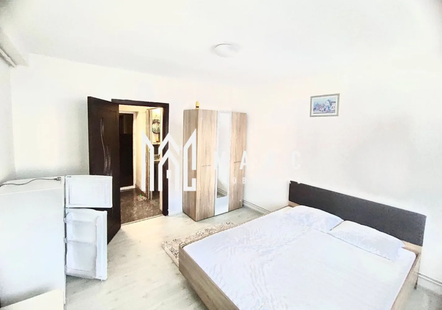 Garsonieră Renovată | Parter Înalt | Mobilată Complet | Terezian - Maac Imobiliare prezintă o garsonieră cu suprafața de 24 mp, situată în cartierul Terezian, într-o zonă foarte bine conectată, aproape de stații de autobuz, parc, supermarketuri și centrul orașului, având toate facilitățile la îndemână. Imobilul a fost recent renovat complet și se vinde complet mobilat și utilat, exact ca în fotografii. Garsoniera este situată la parter, oferind un acces facil. Accesul în imobil se face pe bază de cartelă, iar blocul este bine întreținut. Încălzirea se face prin centrală termică proprie pe gaz, cu calorifere. Compartimentare: Hol de acces; Bucătărie în partea dreaptă; Baie în partea stângă; Cameră/dormitor poziționat frontal, complet mobilat. Proprietatea este ideală atât pentru locuire, cât și pentru investiție. Pentru mai multe informații, vă rugăm să menționați ID-ul anunțului CP2861907 }}