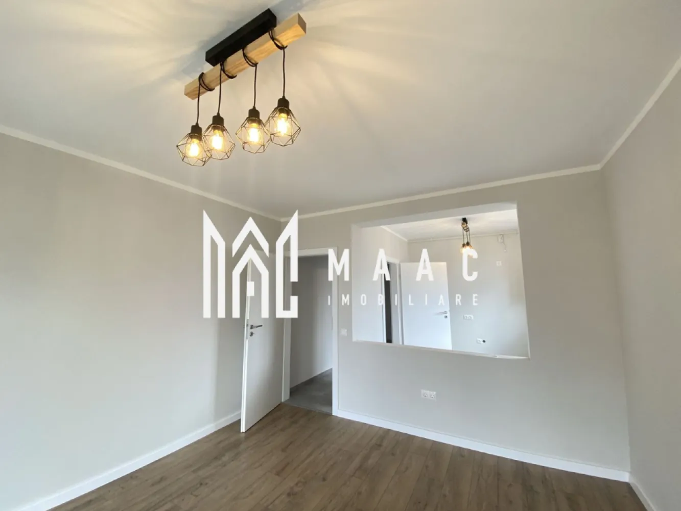 Apartament 2 camere - intabulat, finisat la cheie I Comision 0% - MAAC Imobiliare vă propune spre vânzare un apartament cu 2 camere - intabulat, finisat la cheie. Modalități de plată flexibile: Îți oferim posibilitatea de a alege între sursele tale proprii de finanțare sau opțiuni de credit ipotecar, fără să afecteze prețul final. Descriere apartament: Suprafata utila 53.45 mp + logie de 7.37 mp Configurație decomandată, cu un hol de acces, o bucătărie separată, un living cu ieșire pe balcon, un dormitor și o baie. Avantajele acestui apartament: Terasă cu hidroizolație și sistem de drenaj Încălzire în pardoseală Balcon cu orientare sudică Loc de parcare inclus Priveliște panoramică Predare la stadiul de finisare la cheie Numeroase spații de depozitare Izolare eficientă cu vată bazaltică Balconul și casa scării finisate la cheie, cu granit și sticlă securizată Design arhitectural distinctiv, cu elemente din larice siberian și piatră naturală Ocupare teritorială redusă, cu 25% din suprafață și 45% spații verzi Zonă cu vegetație bogată, 4 locuri de joacă pentru copii și un teren de fotbal Loc de parcare: Un loc de parcare este inclus în prețul acestui apartament. Distante: La doar 4 minute de zona Industrială Vest, 4 minute de Metro și 15 minute de centrul istoric al Sibiului. Pentru mai multe detalii precizati telefonic ca ati vazut anuntul cu ID: CP1983693. }}