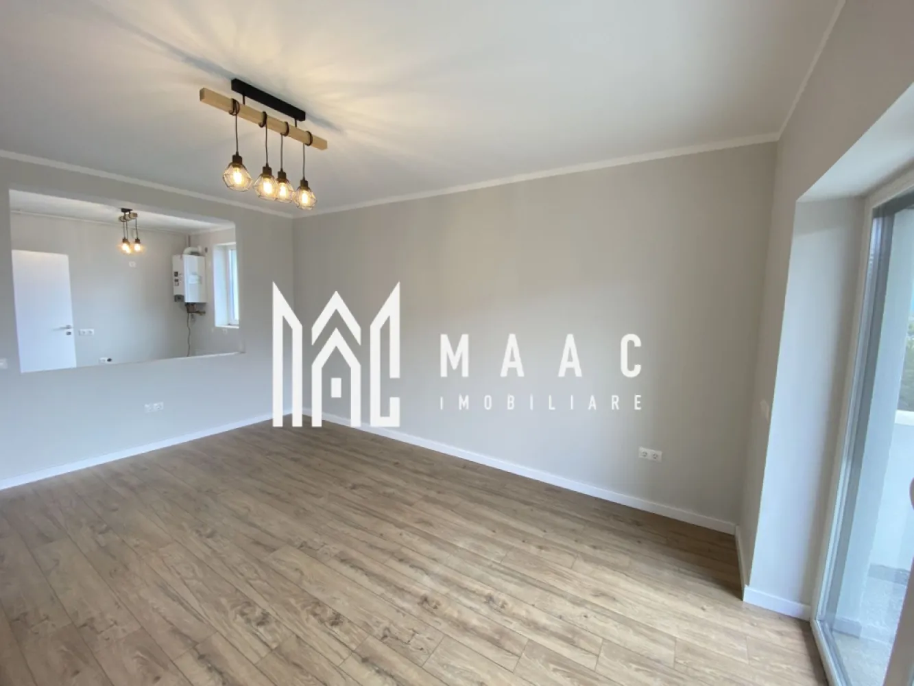 Apartament 2 camere - intabulat, finisat la cheie I Comision 0% - MAAC Imobiliare vă propune spre vânzare un apartament cu 2 camere - intabulat, finisat la cheie. Modalități de plată flexibile: Îți oferim posibilitatea de a alege între sursele tale proprii de finanțare sau opțiuni de credit ipotecar, fără să afecteze prețul final. Descriere apartament: Suprafata utila 53.45 mp + logie de 7.37 mp Configurație decomandată, cu un hol de acces, o bucătărie separată, un living cu ieșire pe balcon, un dormitor și o baie. Avantajele acestui apartament: Terasă cu hidroizolație și sistem de drenaj Încălzire în pardoseală Balcon cu orientare sudică Loc de parcare inclus Priveliște panoramică Predare la stadiul de finisare la cheie Numeroase spații de depozitare Izolare eficientă cu vată bazaltică Balconul și casa scării finisate la cheie, cu granit și sticlă securizată Design arhitectural distinctiv, cu elemente din larice siberian și piatră naturală Ocupare teritorială redusă, cu 25% din suprafață și 45% spații verzi Zonă cu vegetație bogată, 4 locuri de joacă pentru copii și un teren de fotbal Loc de parcare: Un loc de parcare este inclus în prețul acestui apartament. Distante: La doar 4 minute de zona Industrială Vest, 4 minute de Metro și 15 minute de centrul istoric al Sibiului. Pentru mai multe detalii precizati telefonic ca ati vazut anuntul cu ID: CP1983693. }}