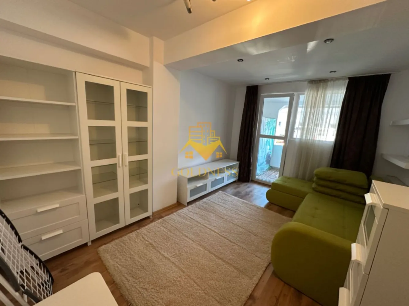 2 camere, Zorilor, Calea Turzii, Hotel Gala, Leroy Merlin, Panemar - GOLDNESS Imobiliare vă propune spre închiriere un apartament cu 2 camere complet mobilat și utilat, la Parter într-un imobil de 4 etaje, în Cartierul Zorilor.
Posibilitate de parcare în zona la liber.
Se află în apropierea stațiilor de transport în comun, magazine, restaurante, spații verzi, farmacii, etc. 

Apartamentul este compartimentat astfel:
 - dormitor cu pat matrimonial, dressing, noptiere
 - living cu canapea extensibilă 
 - bucătărie complet utilată și mobilată, loc de servit masa 
 - baie cu cabina de dus, calorifer port prosop și dulap pentru depozitare.
 - terasa de 10 mp.

Imobilul este dotat cu toate cele necesare- centrală proprie, frigider, aragaz, hotă, mașină de spălat haine, etc. 

Dacă sunteți interesați de acest apartament și doriți să îl vizionați, dar și pentru alte oferte nu ezitați să ne contactați telefonic sau prin e-mail. Vă stăm la dispoziție!
Pentru intermediere se percepe un comision de 50% din prețul chiriei!
