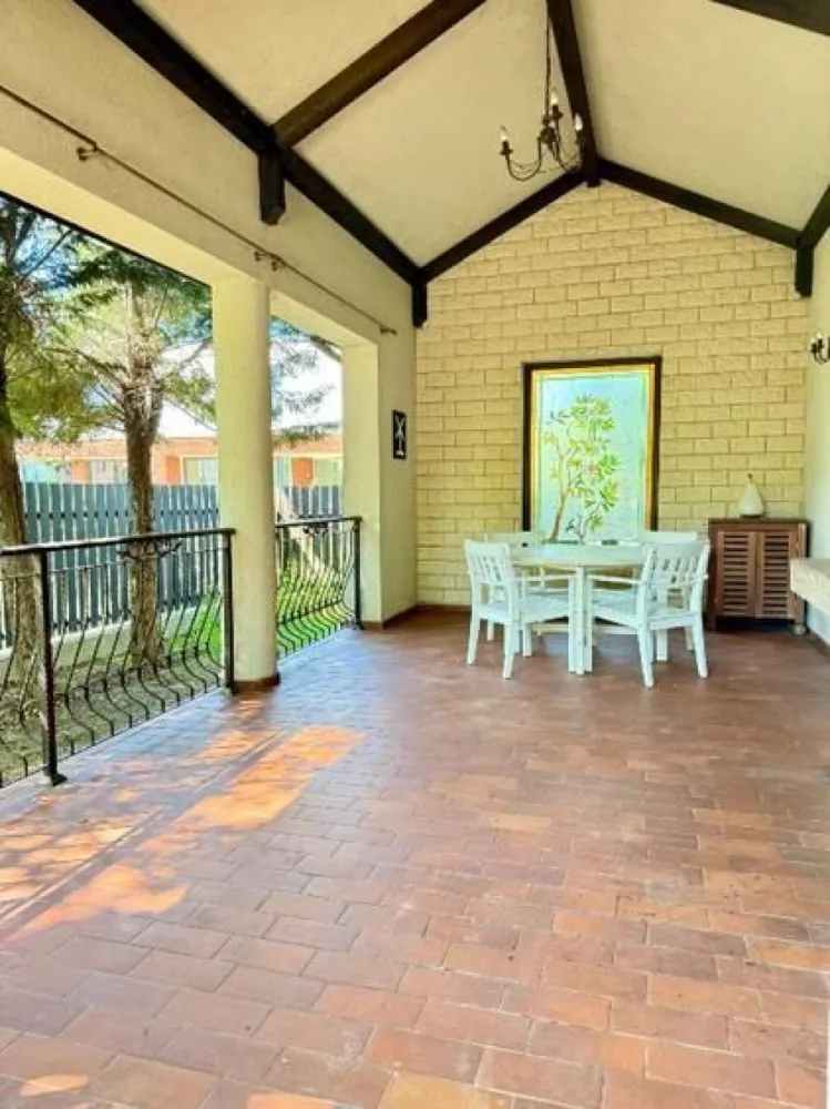BRASADAS vinde vila cu piscină 6 cam Iancu Nicolae PIPERA. - Agenția imobiliara BRASADAS vinde vila individuala cu 6 camere cu piscina în Voluntari.

Compartimentare:
Parter: living, bucatarie, camera birou, baie, spatiu depozitare, garaj, terasa acoperita.
Etaj: 4 dormitoare, 3 bai, 3 dressing-uri.

Facilitati:
 - incalzire pardoseala, panouri solare, aer conditionat, centrala termica;
 - 2 locuri parcare + 1 loc in afara vilei;
 - gradina amenajata, irigare automata;
 - piscina, curte cu terasa acoperita, barbeque.
 - sistem de alarma si video interfon.
 - telecomanda poarta acces auto/poarta garaj.

Vecinatati: Jollie Ville, Cambridge School, British School, Mark Twain School, American School.
Www.brasadas.com.
