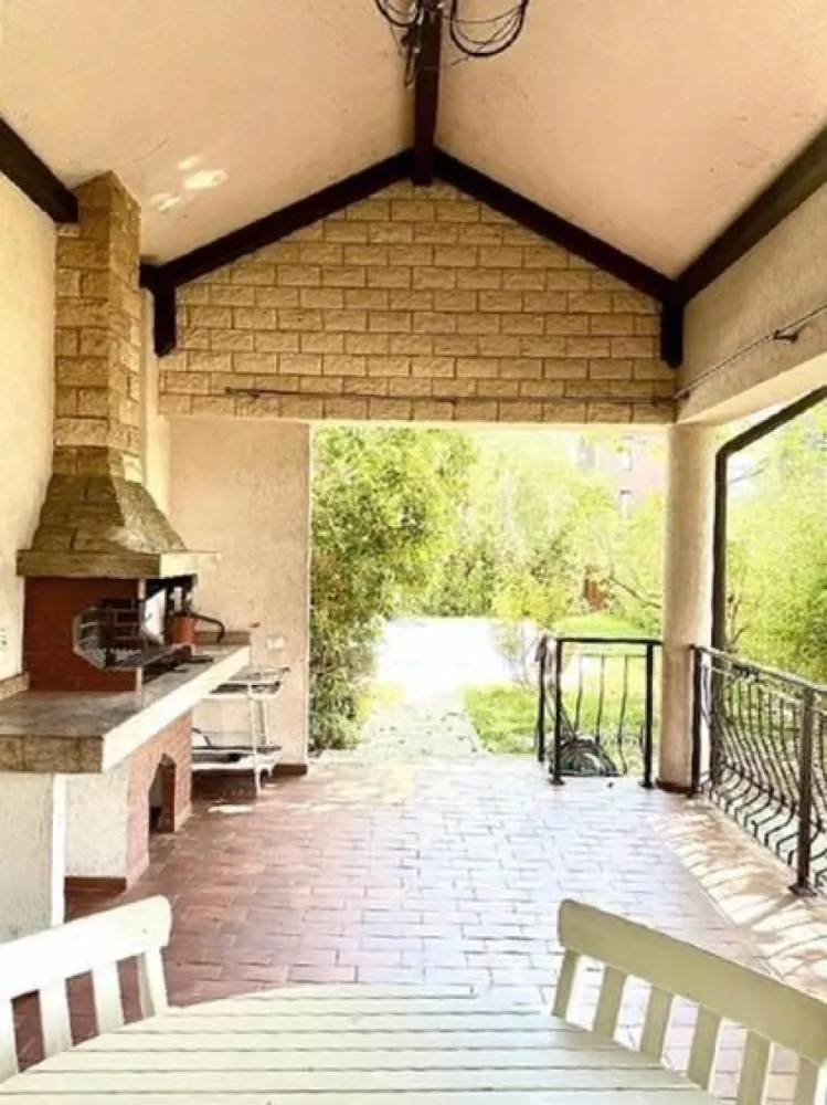 BRASADAS vinde vila cu piscină 6 cam Iancu Nicolae PIPERA. - Agenția imobiliara BRASADAS vinde vila individuala cu 6 camere cu piscina în Voluntari.

Compartimentare:
Parter: living, bucatarie, camera birou, baie, spatiu depozitare, garaj, terasa acoperita.
Etaj: 4 dormitoare, 3 bai, 3 dressing-uri.

Facilitati:
 - incalzire pardoseala, panouri solare, aer conditionat, centrala termica;
 - 2 locuri parcare + 1 loc in afara vilei;
 - gradina amenajata, irigare automata;
 - piscina, curte cu terasa acoperita, barbeque.
 - sistem de alarma si video interfon.
 - telecomanda poarta acces auto/poarta garaj.

Vecinatati: Jollie Ville, Cambridge School, British School, Mark Twain School, American School.
Www.brasadas.com.