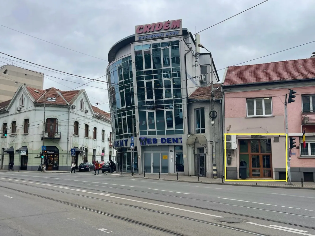 Spațiu comercial de închiriat – Str. Magheru, zonă cu trafic intens - Se oferă spre închiriere spațiu comercial situat pe Strada Magheru, în imediata apropiere a Facultății de Drept, Facultății de Construcții și Școlii Henri Coandă, într-o zonă cu vad comercial și trafic pietonal intens. Suprafata utila 100 mp

Spațiul este proaspăt renovat și dispune de:

curent trifazic;
două grupuri sanitare;
finisaje moderne;
compartimentare versatilă, potrivită pentru diverse activități comerciale sau de servicii.

Ideal pentru:

alimentație publică;
laborator medical;
cabinete stomatologice;
firmă de asigurări;
birouri sau alte activități comerciale.

Pentru detalii suplimentare și programarea unei vizionări, vă rugăm să ne contactați.

Pret 1500 euro /luna neg

Contact: Sorin Gligor

Tel: 0731290032