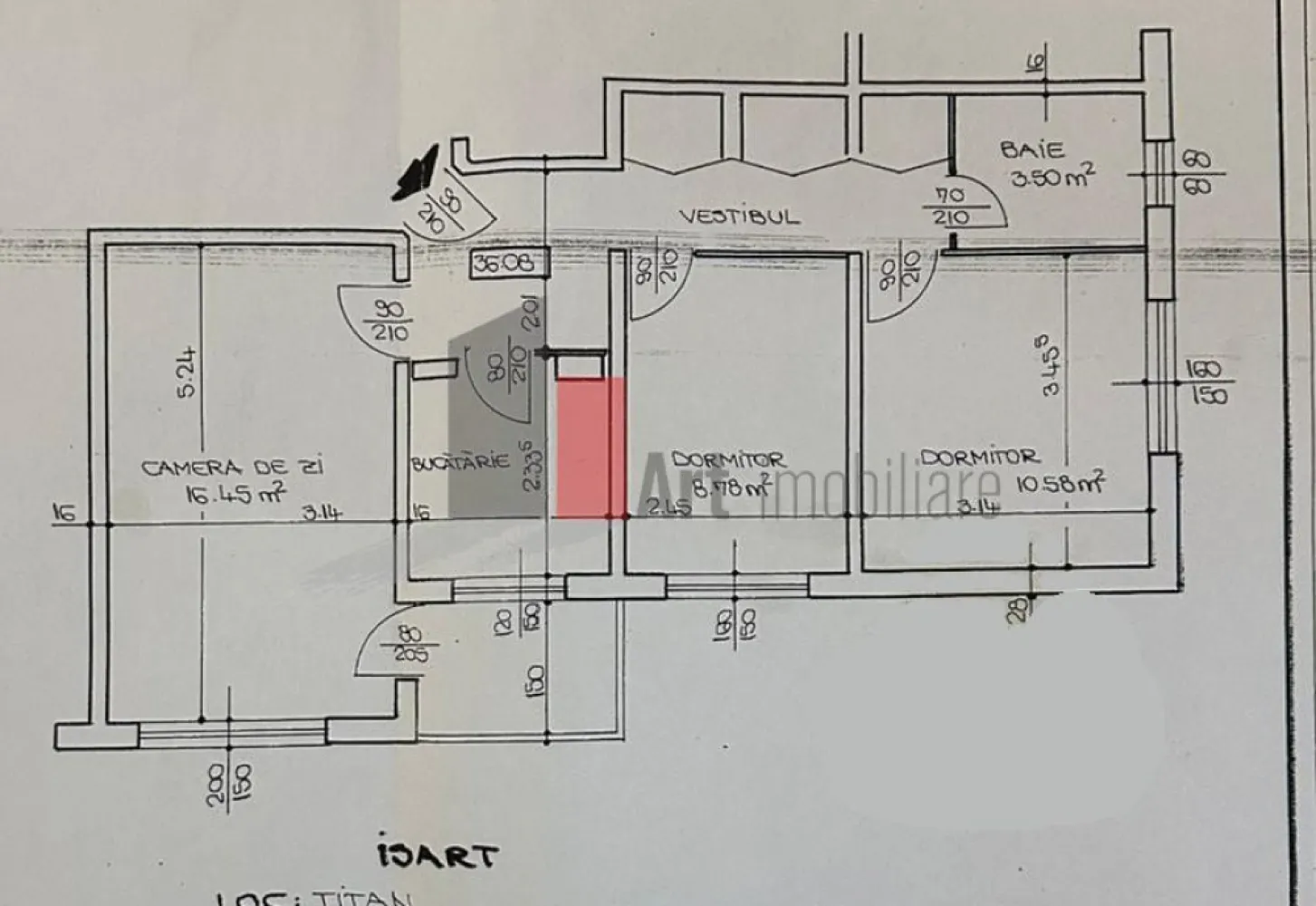 Apartament 3 camere Titan-Sălăjan - Îți dorești echilibrul perfect între confortul de acasă și accesibilitatea urbană? Acest apartament cu 3 camere, situat în zona căutată Titan-Sălăjan, este mai mult decât o simplă locuință – este un spațiu gândit pentru o viață tihnită și organizată.
Poziționat ideal la etajul 1 intr-un imobil de 8 etaje reabilitat termic, apartamentul beneficiază de o structură complet decomandată, oferind intimitate fiecărui membru al familiei. Un aspect esențial care diferențiază această proprietate este soliditatea lucrărilor efectuate: deși renovarea estetică a fost realizată în 2005, aceasta a vizat în primul rând infrastructura. Toate instalațiile electrice și sanitare au fost complet schimbate, asigurându-ți liniștea unei case sigure și durabile.
Confort în orice anotimp
Apartamentul se vinde mobilat și utilat, fiind gata să te primească din prima zi. Te vei bucura de control deplin asupra temperaturii și costurilor datorită centralei termice proprii, iar pentru zilele toride de vară, sistemul de aer condiționat îți va asigura prospețimea de care ai nevoie.
Totul la doar câțiva pași distanță
Timpul este cea mai prețioasă resursă, iar aici îl vei câștiga din plin. Pe o rază de doar 300 de metri, ai acces la tot ce este esențial pentru un stil de viață modern:
Transport: Stația de metrou este la o plimbare scurtă, conectându-te rapid cu restul orașului.
Familie: Grădinița și școala sunt practic în vecinătatea blocului, eliminând stresul traficului de dimineață.
Cumpărături: Supermarketurile din proximitate fac aprovizionarea extrem de simplă.
