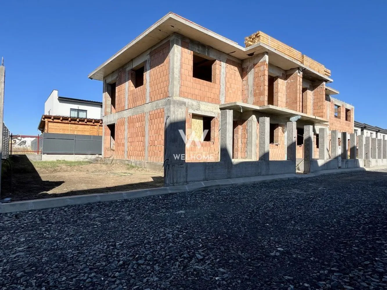 Duplex de vanzare in Selimbar - Va propunem spre vanzare o casa de tip duplex, care este formată din living, bucătărie, 3 dormitoare, 2 băi și o curte liberă de aproximativ 150 mp. Caracteristici: • Predare exterior la cheie: fațadă izolată cu polistiren de 10 cm și geamuri cu 3 rânduri de sticlă, 7 camere. • Interior la alb: pregătit pentru personalizare. • Dotări incluse: centrală termică și încălzire în pardoseală. (Izolație 10 cm sub încălzirea în pardoseală) • Curte pavată: gata de amenajare după gusturile dvs. • Placă de beton la etaj: locuința beneficiază de placă de beton inclusiv la etajul superior pentru un plus de rezistență și durabilitate. • Tencuială interioară și exterioară: casa va fi complet tencuită atât pe interior, cât și pe exterior. Utilități: • Curent, apă și canalizare: deja disponibile pe teren. • Gazul: urmează să fie tras pe proprietate. Stadiu actual: Casa este la stadiul de „roșu”, oferind avantajul monitorizării etapelor de construcție și a calității materialelor folosite. Termen estimat de finalizare: Decembrie 2025. Preț: 235.000 Euro Detalii si vizionari: 0752.088.381- Roxana }}