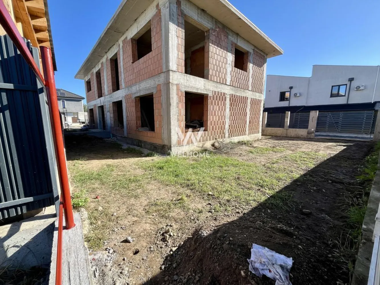 Duplex de vanzare in Selimbar - Va propunem spre vanzare o casa de tip duplex, care este formată din living, bucătărie, 3 dormitoare, 2 băi și o curte liberă de aproximativ 150 mp. Caracteristici: • Predare exterior la cheie: fațadă izolată cu polistiren de 10 cm și geamuri cu 3 rânduri de sticlă, 7 camere. • Interior la alb: pregătit pentru personalizare. • Dotări incluse: centrală termică și încălzire în pardoseală. (Izolație 10 cm sub încălzirea în pardoseală) • Curte pavată: gata de amenajare după gusturile dvs. • Placă de beton la etaj: locuința beneficiază de placă de beton inclusiv la etajul superior pentru un plus de rezistență și durabilitate. • Tencuială interioară și exterioară: casa va fi complet tencuită atât pe interior, cât și pe exterior. Utilități: • Curent, apă și canalizare: deja disponibile pe teren. • Gazul: urmează să fie tras pe proprietate. Stadiu actual: Casa este la stadiul de „roșu”, oferind avantajul monitorizării etapelor de construcție și a calității materialelor folosite. Termen estimat de finalizare: Decembrie 2025. Preț: 235.000 Euro Detalii si vizionari: 0752.088.381- Roxana }}