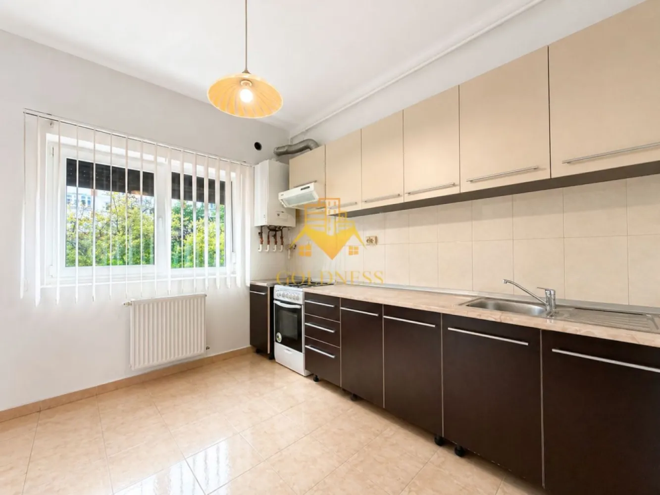 O cameră , Zorilor,UTCN, Observatorului, Sigma, Golden Tulip, UMF - GOLDNESS Imobiliare vă propune spre închiriere un apartament cu o cameră complet mobilat și utilat, la etajul 1 într-un imobil de 11 etaje, în Cartierul Zorilor.
Posibilitate de a parca in zona !
Se află în apropierea stațiilor de transport în comun, magazine, restaurante, spații verzi, farmacii, etc. 

Apartamentul este compartimentat astfel:
 - dormitor cu pat matrimonial, dressing, noptiere
 - living cu bucatarie open space complet utilată și mobilată, loc de servit masa 
 - baie cu cadă, calorifer port prosop și dulap pentru depozitare.
- balcon

Imobilul este dotat cu toate cele necesare- centrală proprie, frigider, aragaz, hotă, mașină de spălat haine, televizor, etc. 

Dacă sunteți interesați de acest apartament și doriți să îl vizionați, dar și pentru alte oferte nu ezitați să ne contactați telefonic sau prin e-mail. Vă stăm la dispoziție!
Pentru intermediere se percepe un comision de 50% din prețul chiriei!