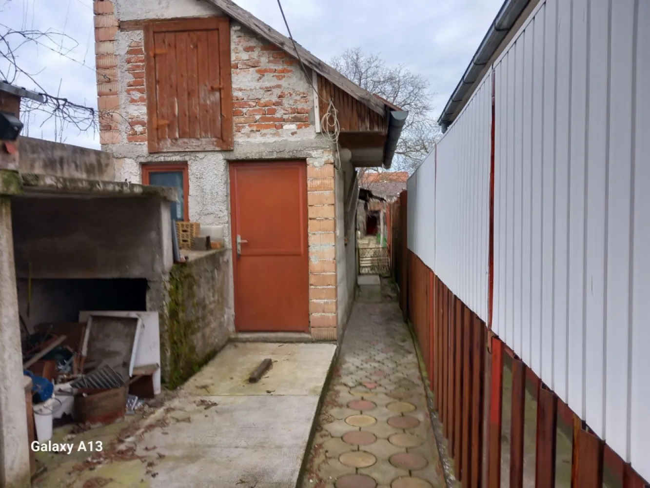 BRASADAS vinde casa 2 cam cu etaj 6 ari zona Bercu Rosu.