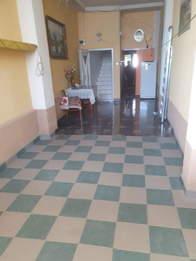 BRASADAS vinde casa 2 cam cu etaj 6 ari zona Bercu Rosu.