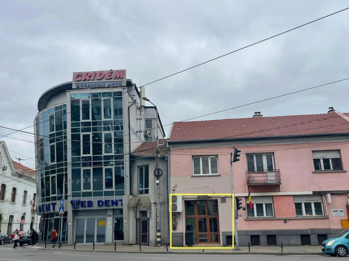 Spațiu comercial de închiriat – Str. Magheru, zonă cu trafic intens - Se oferă spre închiriere spațiu comercial situat pe Strada Magheru, în imediata apropiere a Facultății de Drept, Facultății de Construcții și Școlii Henri Coandă, într-o zonă cu vad comercial și trafic pietonal intens. Suprafata utila 100 mp

Spațiul este proaspăt renovat și dispune de:

curent trifazic;
două grupuri sanitare;
finisaje moderne;
compartimentare versatilă, potrivită pentru diverse activități comerciale sau de servicii.

Ideal pentru:

alimentație publică;
laborator medical;
cabinete stomatologice;
firmă de asigurări;
birouri sau alte activități comerciale.

Pentru detalii suplimentare și programarea unei vizionări, vă rugăm să ne contactați.

Pret 1500 euro /luna neg

Contact: Sorin Gligor

Tel: 0731290032