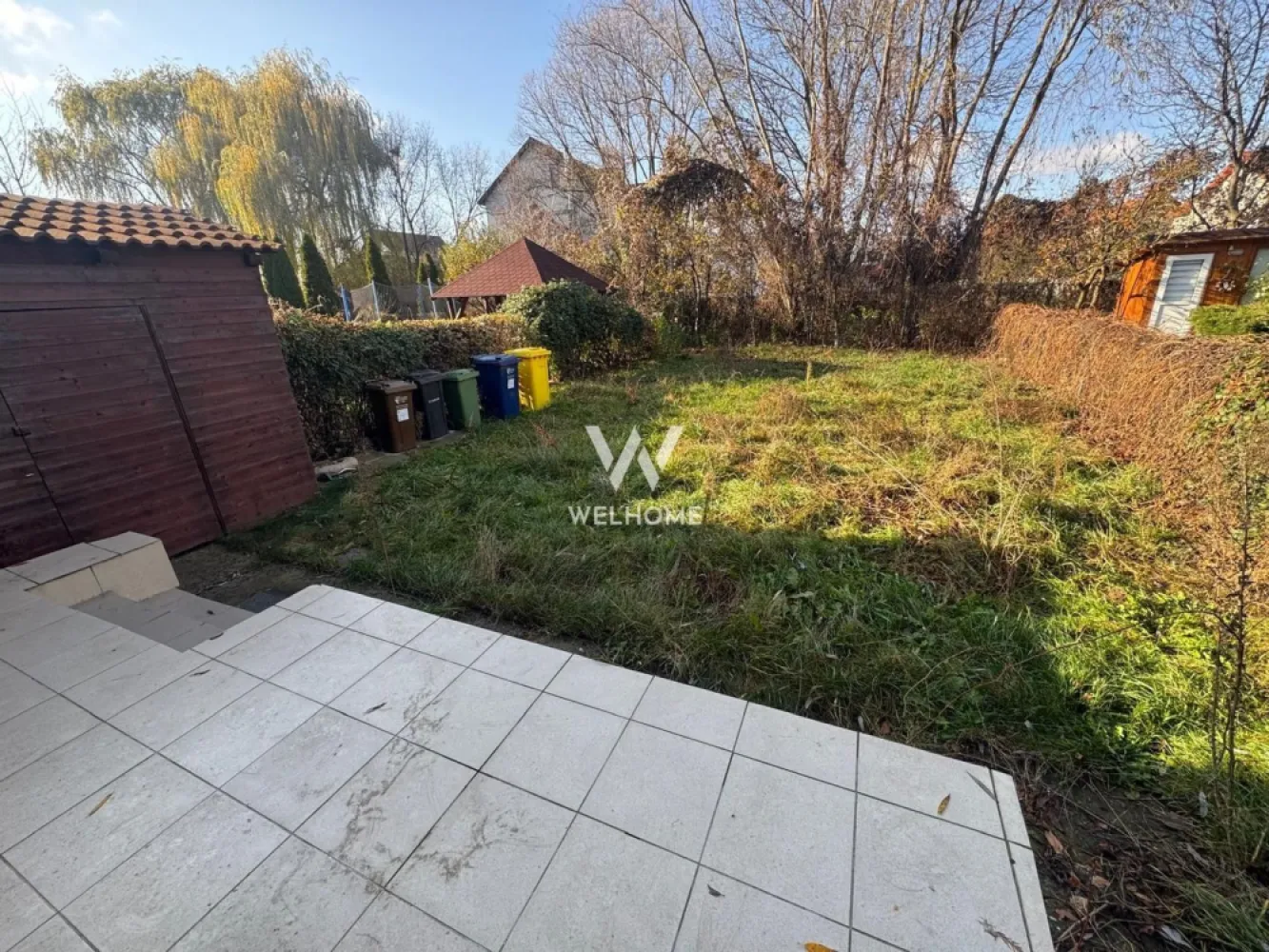 Casa tip duplex Sura Mare, Sibiu - Va oferim spre vanzare o casa de tip duplex, situata in Sura Mare, la cateva minute de intrarea in orasul Sibiu. Suprafata utila: 82mp Suprafata teren: 288mp Compartimentare: Parter: Hol, zona de dressing,baie,living cu bucatarie (poate fi inchisa) si iesirea pe terasa din spatele casei Etaj: hol, doua dormitoare, ambele cu iesire pe cate un balcon si o baie cu geam Curtea este distribuita in mare parte in spatele casei, unde este amenajata o terasa si o magazie. Este racordata la toate utilitatile. Momentan nu este locuita, necesita imbunatatiri, insa are o curte frumoasa si este situata intr-un cartier privat de case. Pret: 155000 euro (cash sau credit ipotecar) Detalii si vizionari: 0752.088.381- Roxana }}