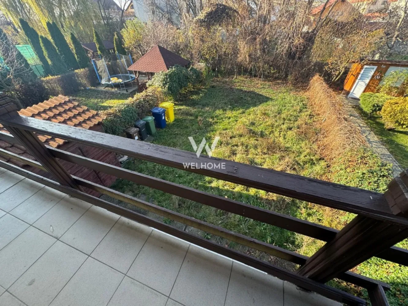 Casa tip duplex Sura Mare, Sibiu - Va oferim spre vanzare o casa de tip duplex, situata in Sura Mare, la cateva minute de intrarea in orasul Sibiu. Suprafata utila: 82mp Suprafata teren: 288mp Compartimentare: Parter: Hol, zona de dressing,baie,living cu bucatarie (poate fi inchisa) si iesirea pe terasa din spatele casei Etaj: hol, doua dormitoare, ambele cu iesire pe cate un balcon si o baie cu geam Curtea este distribuita in mare parte in spatele casei, unde este amenajata o terasa si o magazie. Este racordata la toate utilitatile. Momentan nu este locuita, necesita imbunatatiri, insa are o curte frumoasa si este situata intr-un cartier privat de case. Pret: 155000 euro (cash sau credit ipotecar) Detalii si vizionari: 0752.088.381- Roxana }}