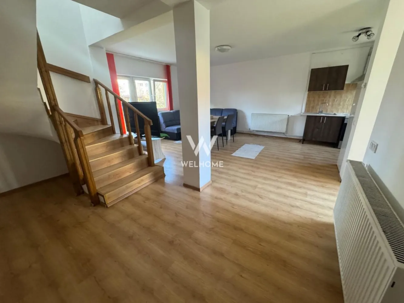 Casa tip duplex Sura Mare, Sibiu - Va oferim spre vanzare o casa de tip duplex, situata in Sura Mare, la cateva minute de intrarea in orasul Sibiu. Suprafata utila: 82mp Suprafata teren: 288mp Compartimentare: Parter: Hol, zona de dressing,baie,living cu bucatarie (poate fi inchisa) si iesirea pe terasa din spatele casei Etaj: hol, doua dormitoare, ambele cu iesire pe cate un balcon si o baie cu geam Curtea este distribuita in mare parte in spatele casei, unde este amenajata o terasa si o magazie. Este racordata la toate utilitatile. Momentan nu este locuita, necesita imbunatatiri, insa are o curte frumoasa si este situata intr-un cartier privat de case. Pret: 155000 euro (cash sau credit ipotecar) Detalii si vizionari: 0752.088.381- Roxana }}