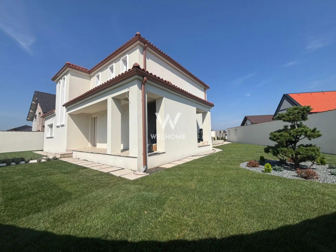 Vila EXCLUSIVISTA cu Piscina, Garaj si 3 Terase - Locuinta unde luxul se imbina cu linistea naturii! Amplasata pe un teren de 634mp, Aceasta casa a fost gandita ca fiecare incapare, sa iti ofere, confort si luminozitate. Vine cu suprafatele mari vitrate pentru a avea lumina naturala, datorita pozitiei pe soare a locuintei. Ca si compartimentare, cei 180 mp utili au fost distribuiti pe 2 niveluri. LA PARTER: Avem o terasa de 14.56 mp inainte de accesul in locuinta si un spatiu tehnic in exterior unde avem toate tablourile electrice. La intrare in casa avem: -hol de acces -spatiu tehnic - un domitor de 22,38 mp cu o baie proprie de 5,17 mp. -living cu bucatarie open space de 64mp ( bucataria are posibilitate de a fi inchisa) Din zona de zi ai acces intr-o terasa inchisa cu sticla de de 36mp si la piscina pozitionata pe soare. LA ETAJ: -hol de acces -un dormitor de 24,32 mp cu baie proprie de 6 mp -o baie -un dormitor de 12,16mp sau birou -un domitor matrimonial de 17 mp cu baie proprie si dressing ( baia+ dressing insumeaza 15mp) Din dormitorul matrimonial ai acces intr-o terasa mare de 53 mp pozitionata pe soare si cu o priveliste inedita. Ai acces in curte din 2 parti si dispui de un garaj in partea din spate a casei. Casa se preda cu toate utilitatile, sistem de ventilatie in toata casa, tripane, terasa de la parter inchisa cu sticla, piscina amenajata, curte la cheie: pavaj, gazon, plante decorative etc. Pe scurt aceasta casa se preda cu exteriorul LA CHEIE, iar la interior te asteapta pe tine sa iti pui amprenta. Alege sa locuieste intr-o casa inedita si spatioasa, iar vibe-ul din interior creaza-l tu. PRET: 380.000 EURO Locatie: Talmaciu, la doar 10 min de Sibiu. Se accepta orice metoda de plata. CONTACT: 0740029352-Ioana Larisa. }}