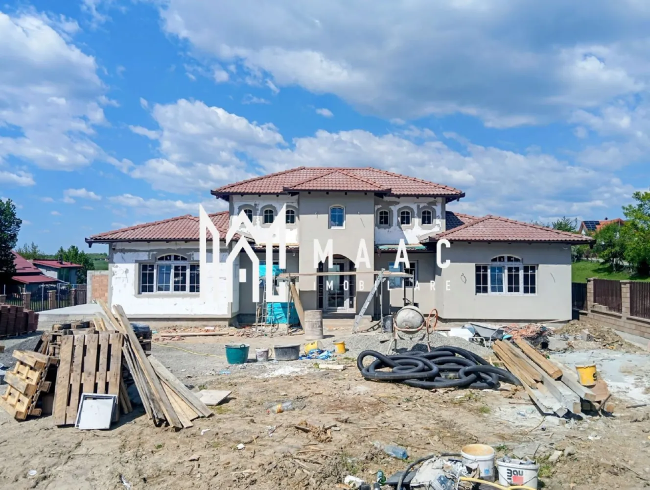 Casa stil mediteranian 4 dormitoare 800 mp teren Tocile Sibiu - COMISION 0 ! Direct DEZVOLTATOR !! 

Amplasată pe un teren generos de 800 mp, această casă se remarcă prin designul său primitor și finisajele premium, fiind disponibilă la vânzare cu predare la cheie interior si exterior pregătită pentru a-și întâmpina noii proprietari.

Parterul, cu o suprafață utilă de 140 mp, este inteligent compartimentat și cuprinde: bucătărie spațioasă, cămară, living luminos, 3 dormitoare, 2 băi și vestibul. Spațiile sunt puse în valoare de ferestrele mari tip termopan, care oferă lumină naturală din plin și creează o atmosferă caldă și aerisită. Finisajele sunt de înaltă calitate, incluzând gresie, faianță, travertin și parchet din lemn masiv, iar șemineul din living adaugă un plus de confort și eleganță.

Etajul, cu o suprafață de 50 mp, oferă un spațiu intim, compus dintr-un dormitor și o baie, ideal pentru oaspeți sau ca zonă privată.

La exterior, proprietatea dispune de o terasă generoasă de 40 mp, parțial acoperită pentru zona de barbeque si relaxare. Curtea oferă acces facil prin poartă electrică, iar carportul asigură protecția autoturismului.

Din punct de vedere tehnic, locuința beneficiază de izolație exterioară eficientă, centrală termică pe gaz cu calorifere și sistem de supraveghere video, oferind un nivel ridicat de confort și siguranță.

Pentru mai multe detalii specificati CP3024328 .