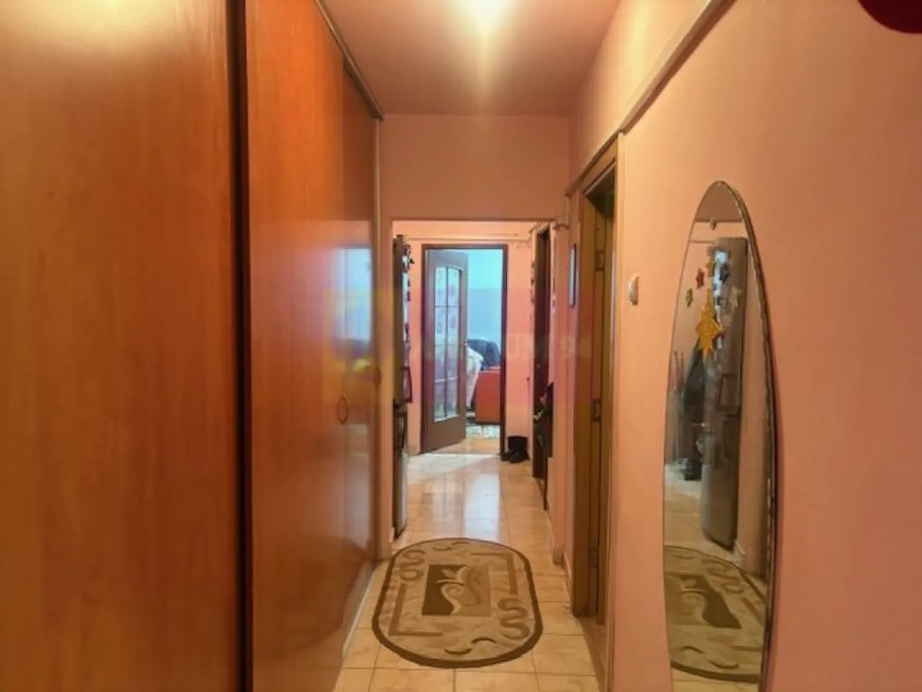 Apartament 3 camere Soseaua Vergului- Parcul Morarilor. - Compania imobiliara Apulum94 va propune un apartament e 3 camere situat pe Soseaua Vergului, in apropiere de Mc Donald, de statia de metrou Costin Georgian si de Parcul Morarilor. 
Apartamentul este situat la etajul 8/11, intr-un imobil reabilitat termic. 
Este decomandat si beneficiaza de 2 balcoane. 
Apartamentul este debransat de la apa calda si are boilere in baie si bucatarie, are termoficare si teava separata de gaze, avand 2 focuri, ceea ce faciliteaza montarea de centrala termica. 
Interiorul necesita renovare, apartamentul are ferestre termopan. 
Pentru mai multe detalii si vizionare nu ezitati sa ma contactati pe nr 0733683446- Laura Ionescu.