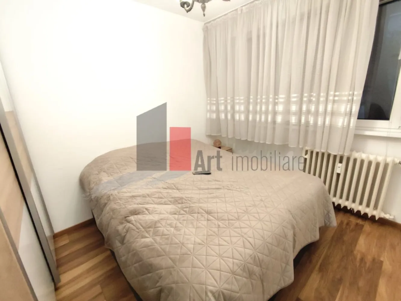 0% Comision, Apartament 2 camere, et 1/7, zona 1 Mai - 0% Comision, Vânzare Apartament 2 camere – Zona 1 Mai | Etaj 1 | Metrou în Proximitate | Balcon 4.75 mp

Se oferă spre vânzare un apartament cu 2 camere, semidecomandat, situat în zona 1 Mai, una dintre cele mai căutate locații din sectorul 1 datorită accesului rapid către toate punctele de interes ale orașului. Locuința se află la etajul 1 al unui imobil cu 7 niveluri, oferind un echilibru perfect între accesibilitate și confort.

Proprietatea este complet mobilată și utilată, fiind o opțiune excelentă atât pentru locuit, cât și pentru investiție în vederea închirierii, datorită cererii ridicate din zonă. Apartamentul beneficiază de o poziționare strategică, stația de metrou 1 Mai aflându-se la doar câteva minute de mers pe jos.

Detalii spațiu:

Suprafață utilă 43.48 mp ( nu a fost inclus balconul) bine compartimentată, ce include un balcon de 4.75 mp

Situat la etajul 1 al unui imobil cu 7 niveluri dotat cu lift

Compartimentare semidecomandată ce maximizează spațiul locuibil

Complet mobilat și utilat, gata pentru mutare imediată

Locuință bine întreținută, cu o compartimentare practică

Utilități și facilități:

Sistem de încălzire prin rețeaua de termoficare a orașului

Toate utilitățile disponibile respectiv apă, gaz, curent și canalizare

Dotări electrocasnice complete incluse în prețul de vânzare

Balcon spațios de 5 mp, ideal pentru relaxare sau depozitare

Contorizare individuală pentru un management eficient al costurilor

Avantaje:

Localizare strategică în zona 1 Mai, la câteva minute de mers pe jos de stația de metrou

Acces facil la etajul 1, fiind o variantă preferată de mulți cumpărători

Proximitate imediată față de piețe, supermarketuri, bănci și parcuri

Potențial ridicat pentru închiriere datorită poziției și dotărilor

Zonă sigură și consacrată, cu infrastructură urbană completă

Condiții de vânzare:

Toate actele sunt disponibile pentru finalizarea tranzacției

Disponibilitate pentru vizionări cu programare prealabilă

Pentru mai multe detalii sau pentru programarea unei vizionări, vă stăm la dispoziție.