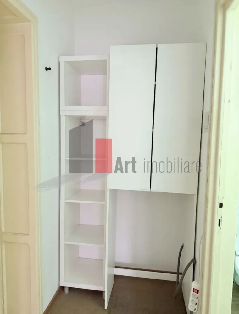 0% Comision, Apartament de vanzare 3 cam zona Pajura/ Loc de Parcare Inclus - 0% Comision, Vânzare Apartament 3 camere – Zona Pajura | Loc de Parcare ADP | Bloc Reabilitat | Etaj 2

Se oferă spre vânzare un apartament cu 3 camere situat în zona liniștită Pajura, o locație recunoscută pentru numeroasele sale spații verzi și atmosfera calmă. Locuința se află la etajul 2 al unui imobil cu 4 niveluri, fiind ideală pentru o familie care își dorește un cămin gata de locuit, într-un bloc reabilitat termic și cu acces rapid la infrastructura urbană.

Proprietatea se vinde complet mobilată și utilată, beneficiind de avantajul major al unui loc de parcare plătit la ADP Sector 1, o facilitate extrem de valoroasă în această zonă. Apartamentul este bine întreținut și oferă o compartimentare funcțională ce maximizează fiecare metru pătrat.

Detalii spațiu:

Suprafață utilă de 54 mp ( nu a fost inclus balconul) optimizată pentru un confort cotidian sporit

Situat la etajul 2 al unui imobil cu regim mic de înălțime (P+4)

Bloc reabilitat termic, asigurând o izolare excelentă și facturi reduse

Complet mobilat și utilat, gata pentru mutare imediată

Compartimentare cu 3 camere luminoase și bine aerisite

Utilități și facilități:

Sistem de încălzire prin rețeaua de termoficare a orașului

Contorizare individuală cu apometre pentru un control precis al consumului

Dispune de loc de parcare nominal, plătit la ADP Sector 1

Toate utilitățile disponibile respectiv apă, gaz, curent și canalizare

Scară de bloc curată, cu vecini civilizați și mediu securizat

Avantaje:

Localizare excelentă la aproximativ 800m de stația de metrou Jiului (cca. 10 minute de mers pe jos)

Etaj intermediar ideal (2/4) ce oferă echilibru termic și acces facil fără lift

Loc de parcare propriu, eliminând stresul găsirii unui spațiu în zona rezidențială

Proximitate față de parcuri, școli, grădinițe și centre comerciale (Kaufland, Penny)

Eficiență energetică ridicată datorită programului de reabilitare termică finalizat

Condiții de vânzare:

Preț negociabil

Toate actele sunt pregătite pentru vânzare (cadastru, intabulare, certificat energetic)

Disponibilitate pentru vizionări cu programare prealabilă

Pentru mai multe detalii sau pentru programarea unei vizionări în Pajura, vă stăm la dispoziție.