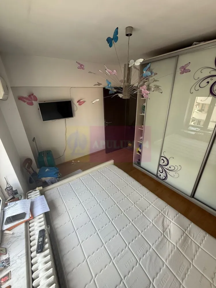 Apartament 3 camere LUX 85mp + loc parcare - Cal. Calarasilor - OPORTUNITATE EXCELENTA PE PIATA IMOBILIARA!!!
Vă propunem spre vanzare un apartament de 3 camere, situat într-o zonă deosebit de atractivă langa UNIVERSITATEA HYPERION, la 15 minute de stația de Metrou Piata Muncii și de Piața Alba Iulia, fiind ideal atât pentru locuință personală cât și pentru investiție.
Apartamentul este decomandat (BLOC 1996) etaj 7/8, perfect pentru familii sau investitori în căutarea unei locuințe moderne, cu acces rapid la toate facilitățile urbane. Compartimentare: living, 2 dormitoare luminoase, bucătărie, baie și balcon generos, ideal pentru relaxare sau spațiu de depozitare suplimentar. Termopan PVC inclusiv balcoane. Supraveghere video. Aer conditionat. Mobilat; Echipat; Utilat - se vinde precum este în fotografii, dispune de multiple spații de depozitare, inclusiv o debara, o boxă la subsol cu suprafața de 5 mp și două balcoane (unul cu o suprafață de 5,5 mp cu acces direct din dormitorul matrimonial și din living, fiind ideal pentru a fi amenajat ca spațiu de relaxare, cu o priveliște deschisă și plăcută iar bucătăria este spațioasă, bine organizată și beneficiază, la rândul său, de un balcon suplimentar de 1,4 mp.
Proprietatea detine si 1 loc de parcare in spatele blocului!
Avantajele zonei:
Acces excelent la transportul public: stația de metrou se află la cateva minute de mers pe jos, asigurând legături rapide cu toate zonele importante din București si de asemenea statii STB la cativa metri de scara blocului.
Infrastructură educațională și medicală excelentă: scoli, grădinițe, și clinici medicale în apropiere, oferindu-vă liniștea necesară pentru familia dumneavoastră.
În vecinătate se află supermarketuri, restaurante, cafenele și centre de fitness, oferindu-vă toate facilitățile la îndemână.
Cartier sigur și bine întreținut, ideal pentru familii, cu acces rapid la centrele de interes urban, dar și liniște și siguranță.
Proprietatea este disponibila imediat.
Comision agentie 3% + tva din pretul de vanzare.
Pentru mai multe detalii sau pentru a programa o vizionare, nu ezitați să ne contactați – Cristi/ Apulum 94/ Tel. Mobil: (004) 0733683462 !