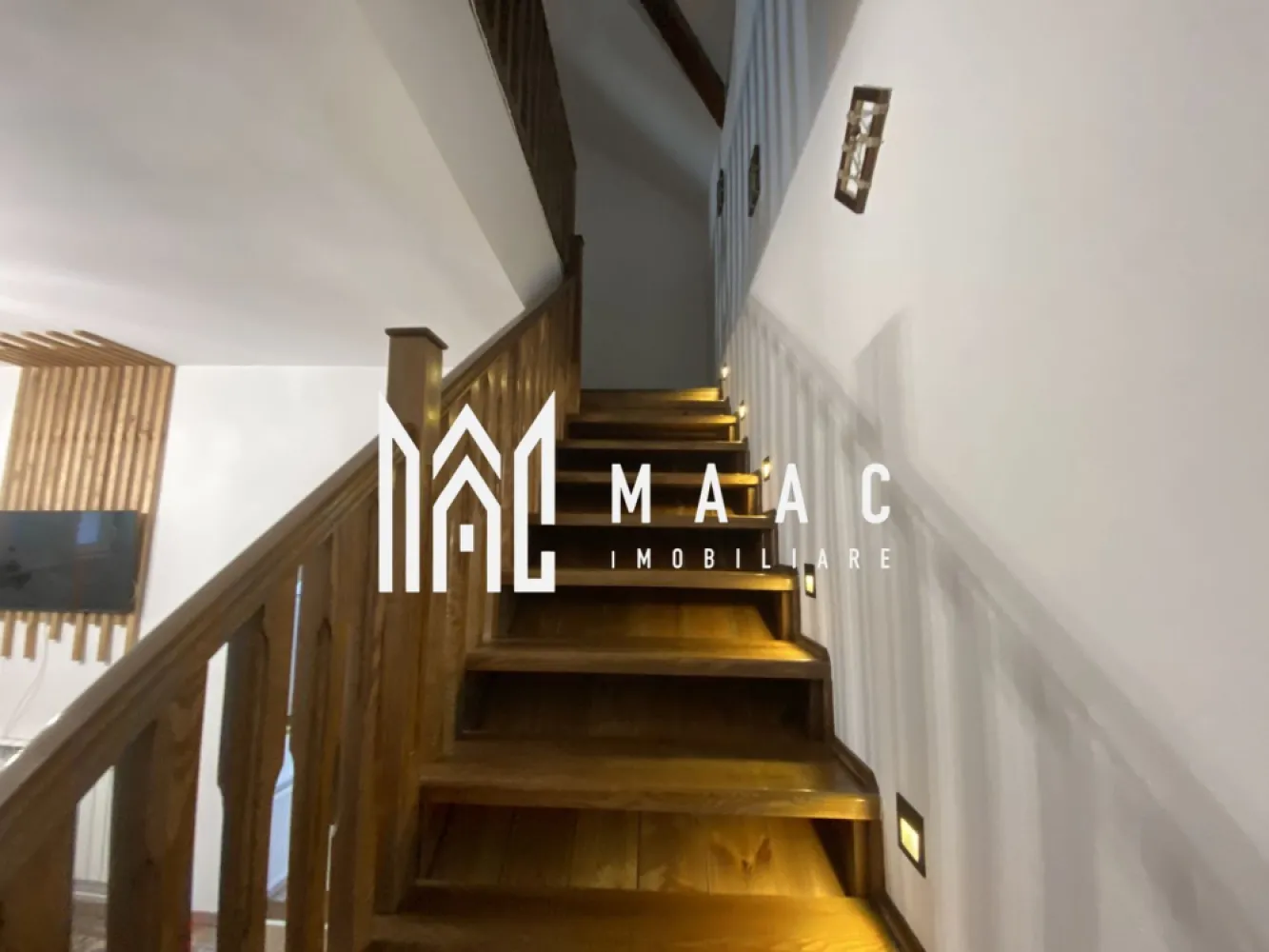Apartament la casa | P+M | 110MP | Pivnita | Calea Dumbravii - MAAC Imobiliare va prezinta un apartament la casa Parter+Mansardă in zona Calea Dumbravii.

Caracteristici principale:
Situat într-o zonă pitorească, în zona Calea Dumbrăvii.
Suprafața utilă de 110 mp, ideală pentru confort.
4 camere, 3 dormitoare, oferind opțiuni multiple pentru organizarea locuinței.
2 băi, asigurând confort și comoditate pentru întreaga familie.

Configurația apartamentului:
Parterul include livingul open space cu bucătăria integrată.
Baie la parter pentru confortul și accesibilitatea locuitorilor.
La etaj se găsesc 2 camere suplimentare și o baie.

Amenajări și dotări suplimentare:
Terasă de 20 mp, perfectă pentru momente de relaxare în aer liber.
Pivniță uscată de 50 mp, ideală pentru depozitare și organizare suplimentară.
Loc de parcare în fața imobilului, asigurând comoditate și accesibilitate.
Centrală termică proprie și calorifere pentru încălzire eficientă în sezonul rece.

Funcționare în regim hotelier:
În prezent, apartamentul operează în regim hotelier, oferind oportunitatea de investiție pentru venituri suplimentare.

Pentru mai multe detalii precizati telefonic ca ati vazut anuntul cu ID:CP2021218.